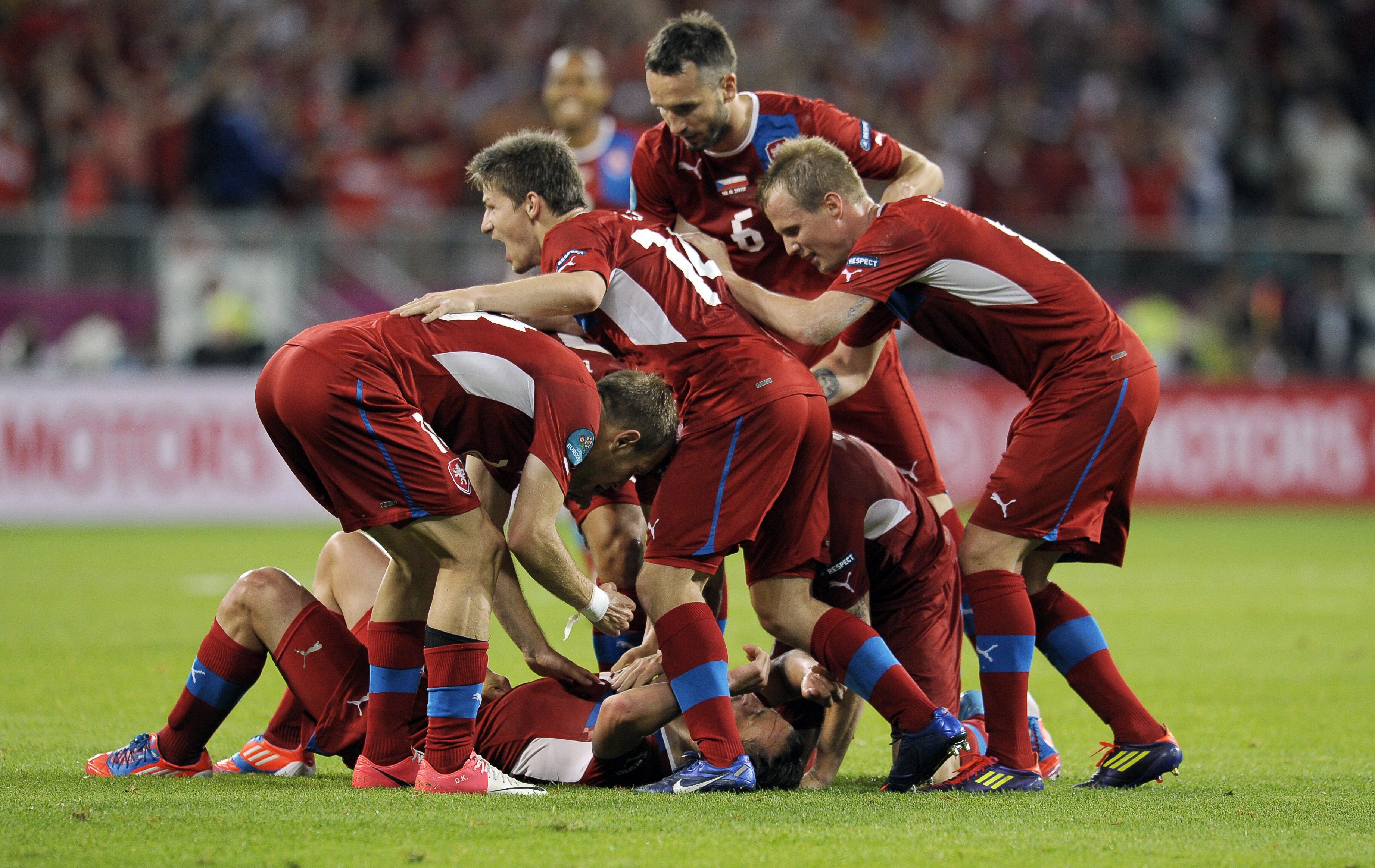 Футболистите на Чехия ликуват след гола на Иречек