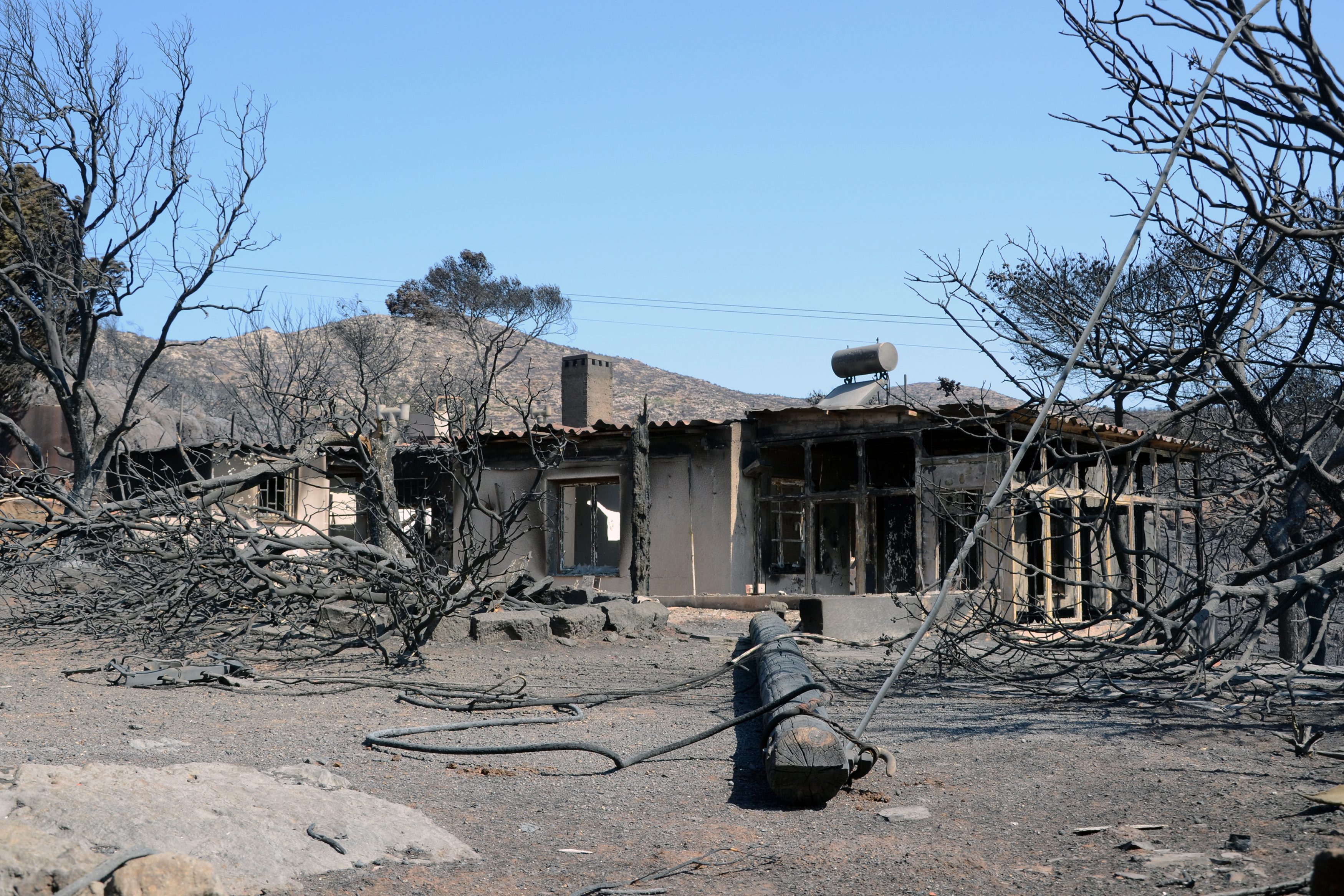 Пламъците унищожиха гръцки къщи