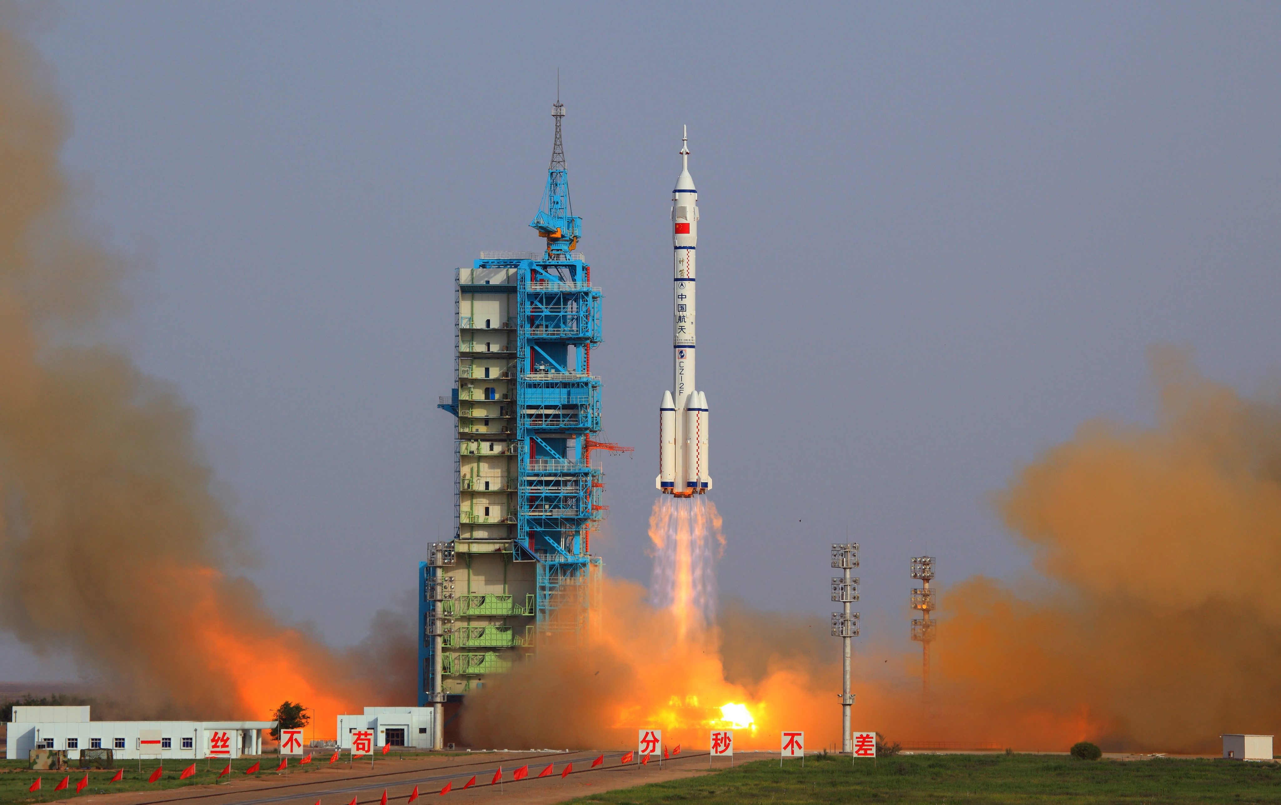 Модулът ”Шънчжоу-10” е в последната фаза на подготовката за изстрелване (сн. архив)