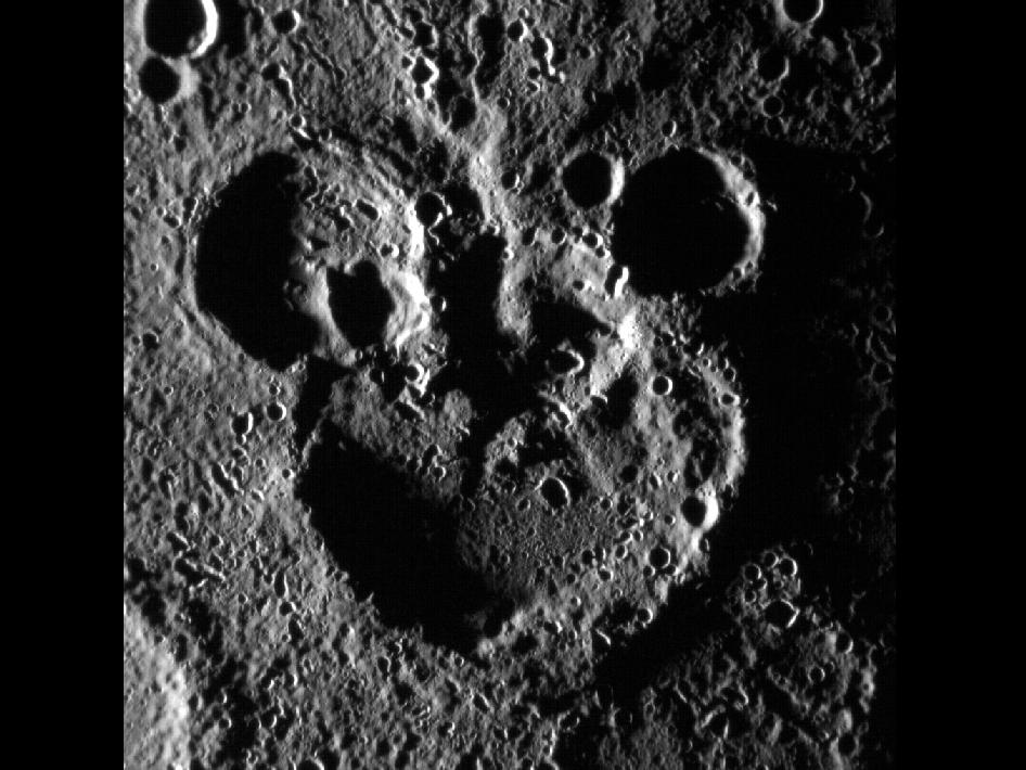 На снимката отлично се вижда кратер, който в горния край е ”украсен” с ”уши”