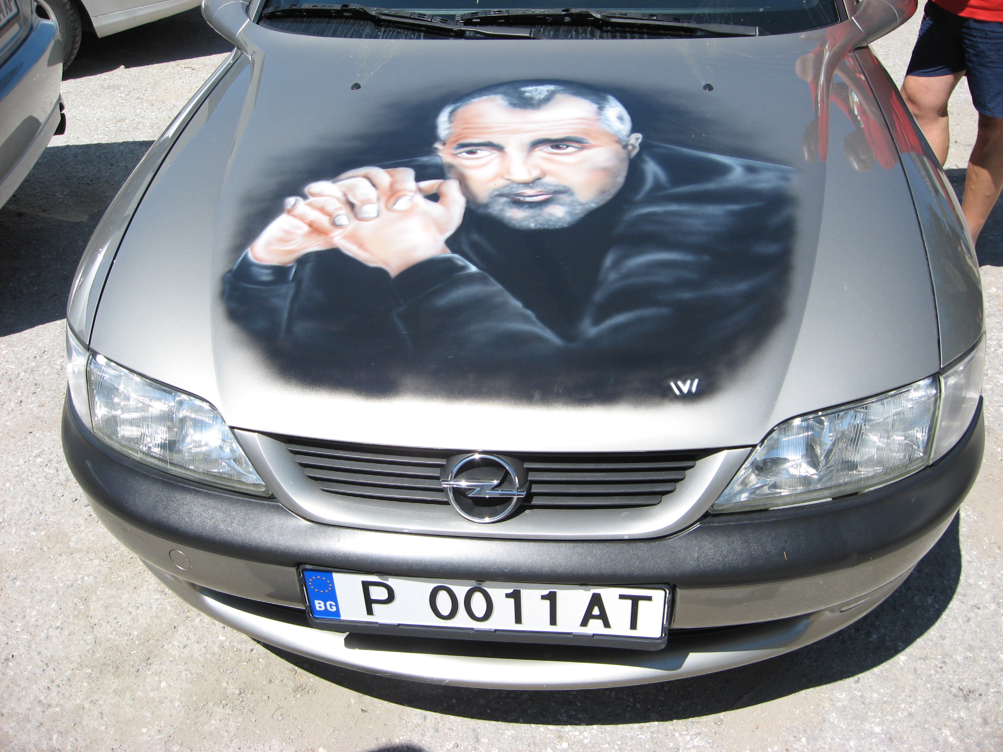 Фен на Бойко Борисов го изрисува на колата си
