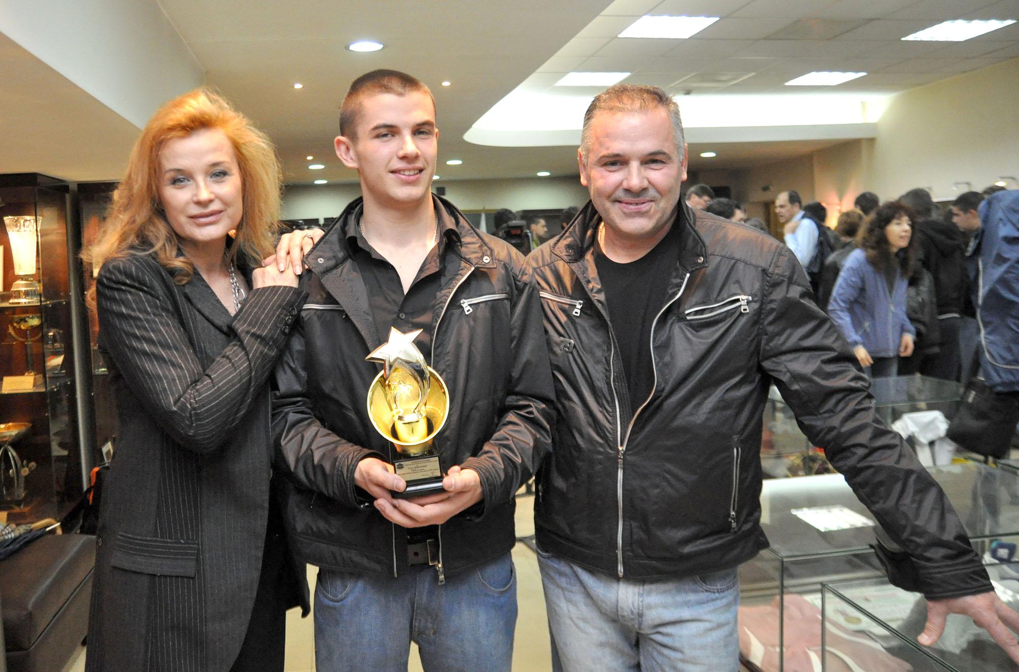18-годишният Ангел Караньотов с родителите си