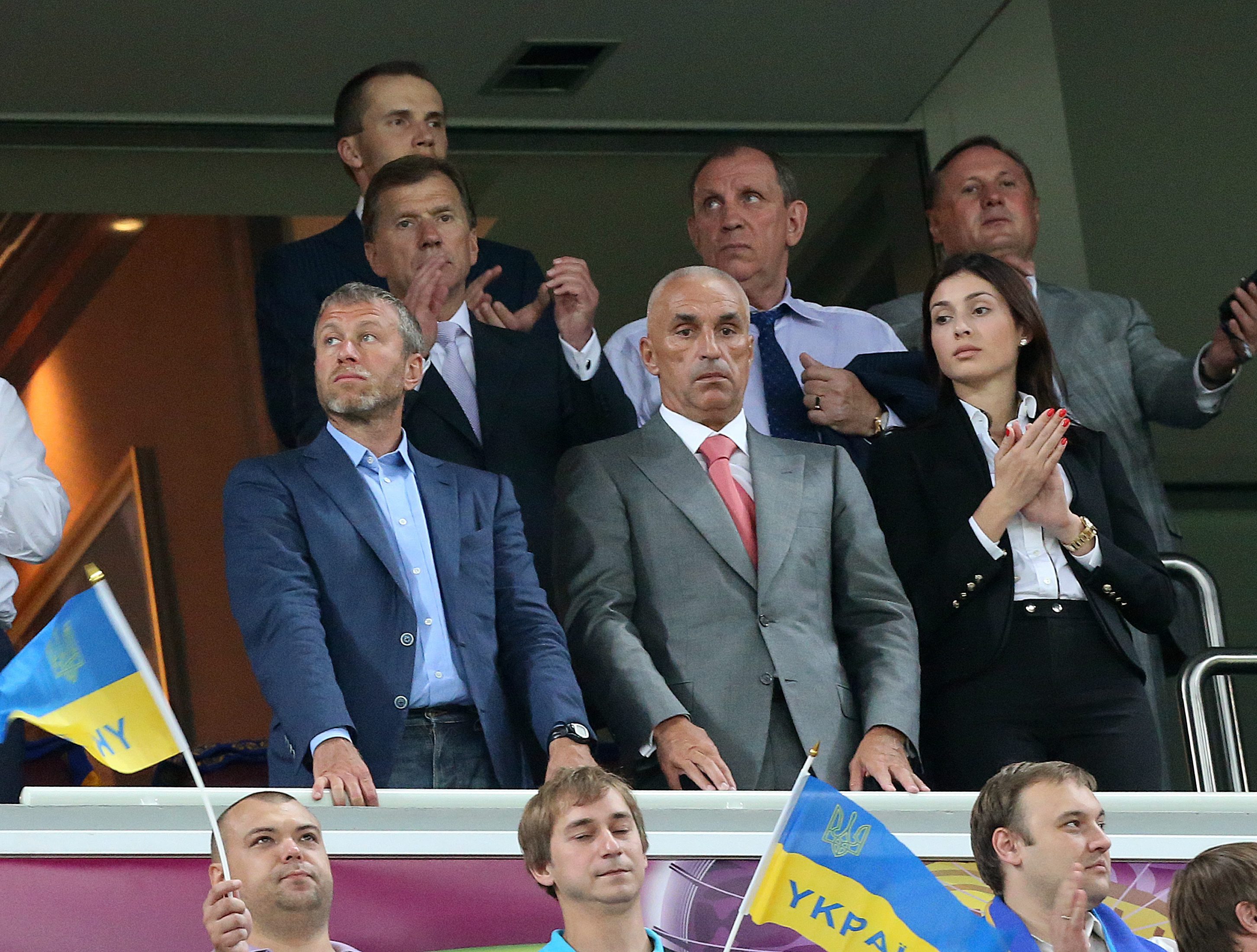 Роман Абрамович изгледа на живо мача между Англия и Украйна