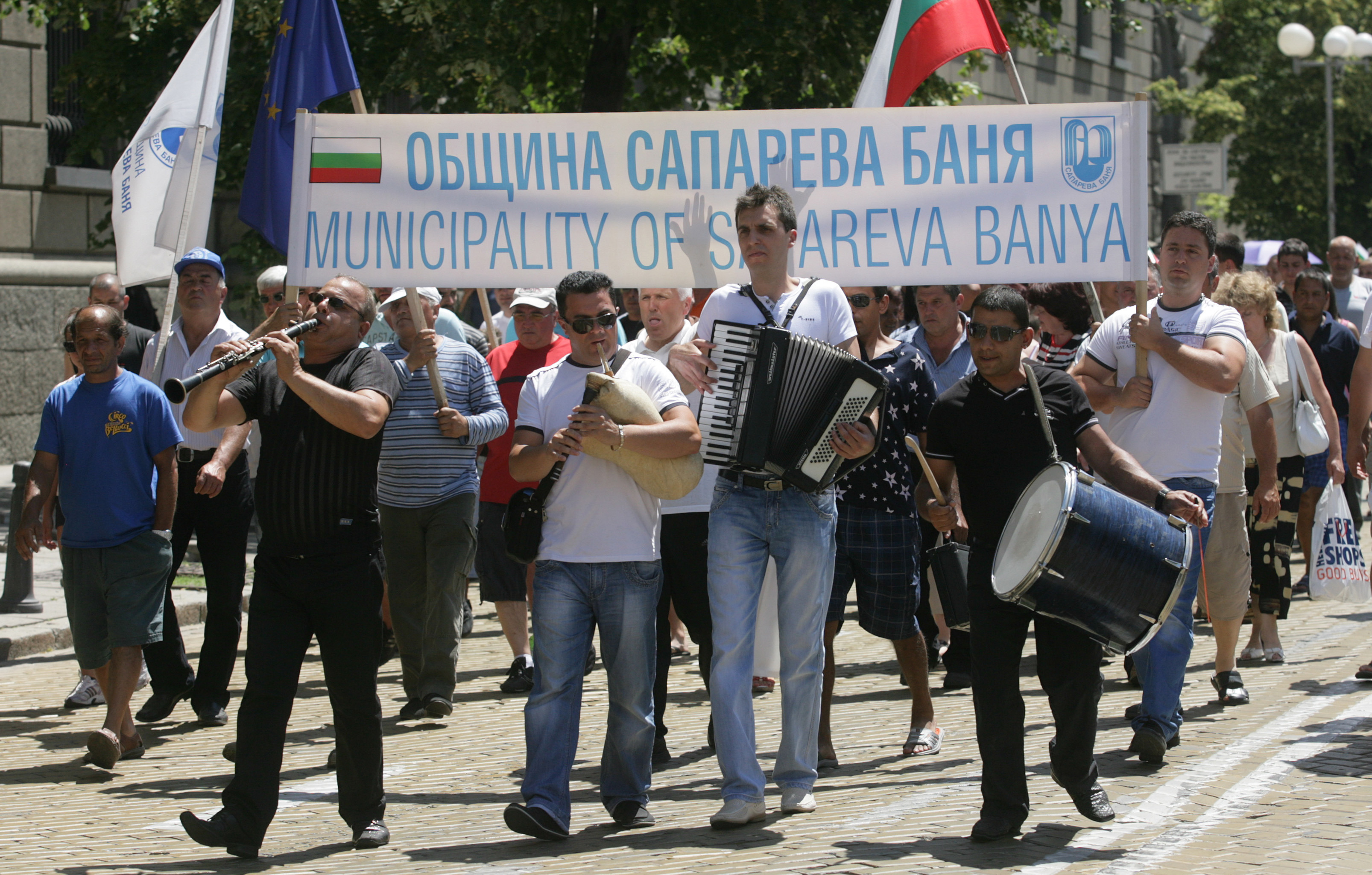 Протестиращите носят плакати ”Не” на зелената мафия” , ”Долу платените ”еколози”, Банско завинаги”