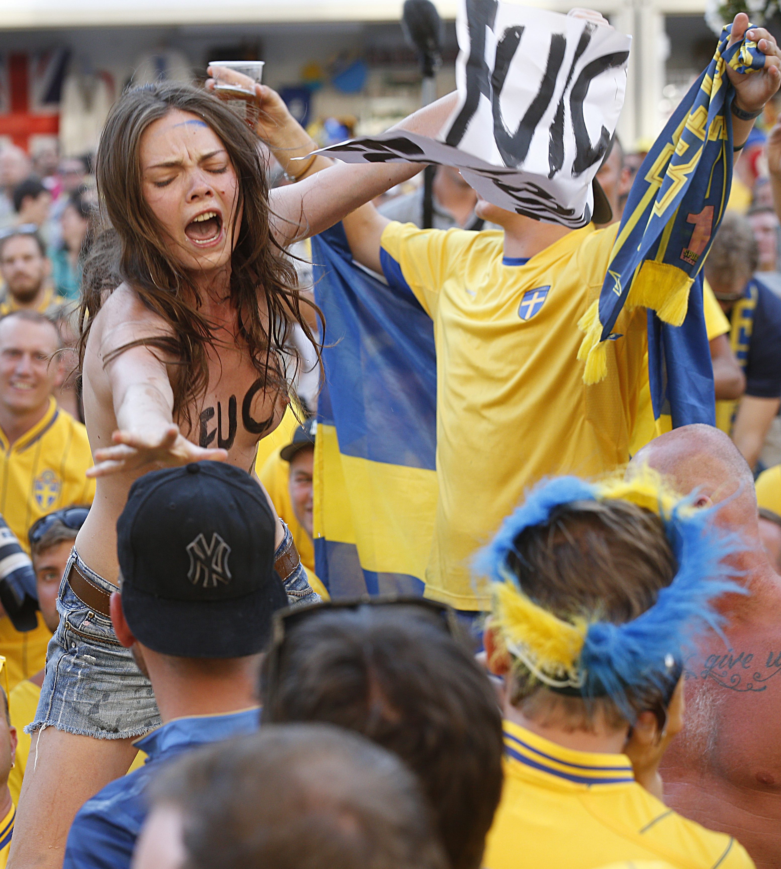 Активистка на Фемен нахлу при свиня оракул (снимки)