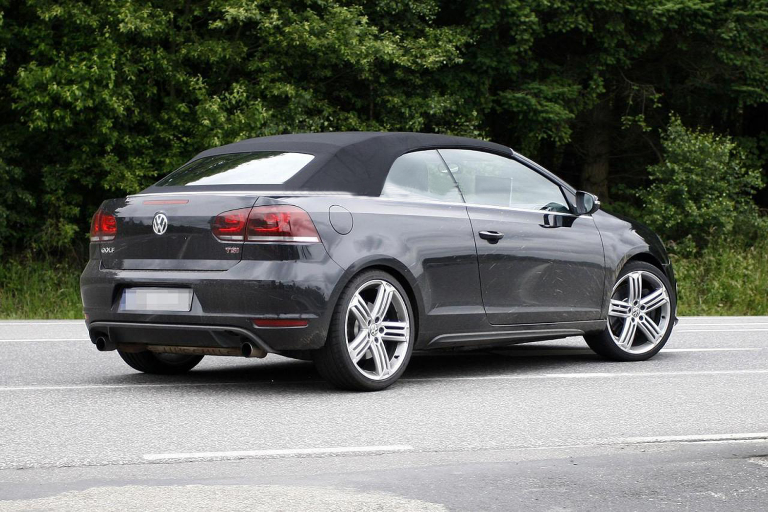 Започнаха тестове на производствен Golf R кабриолет