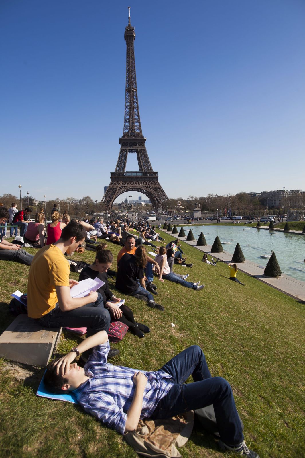 Франция избегнала атаки срещу Айфеловата кула и Лувъра