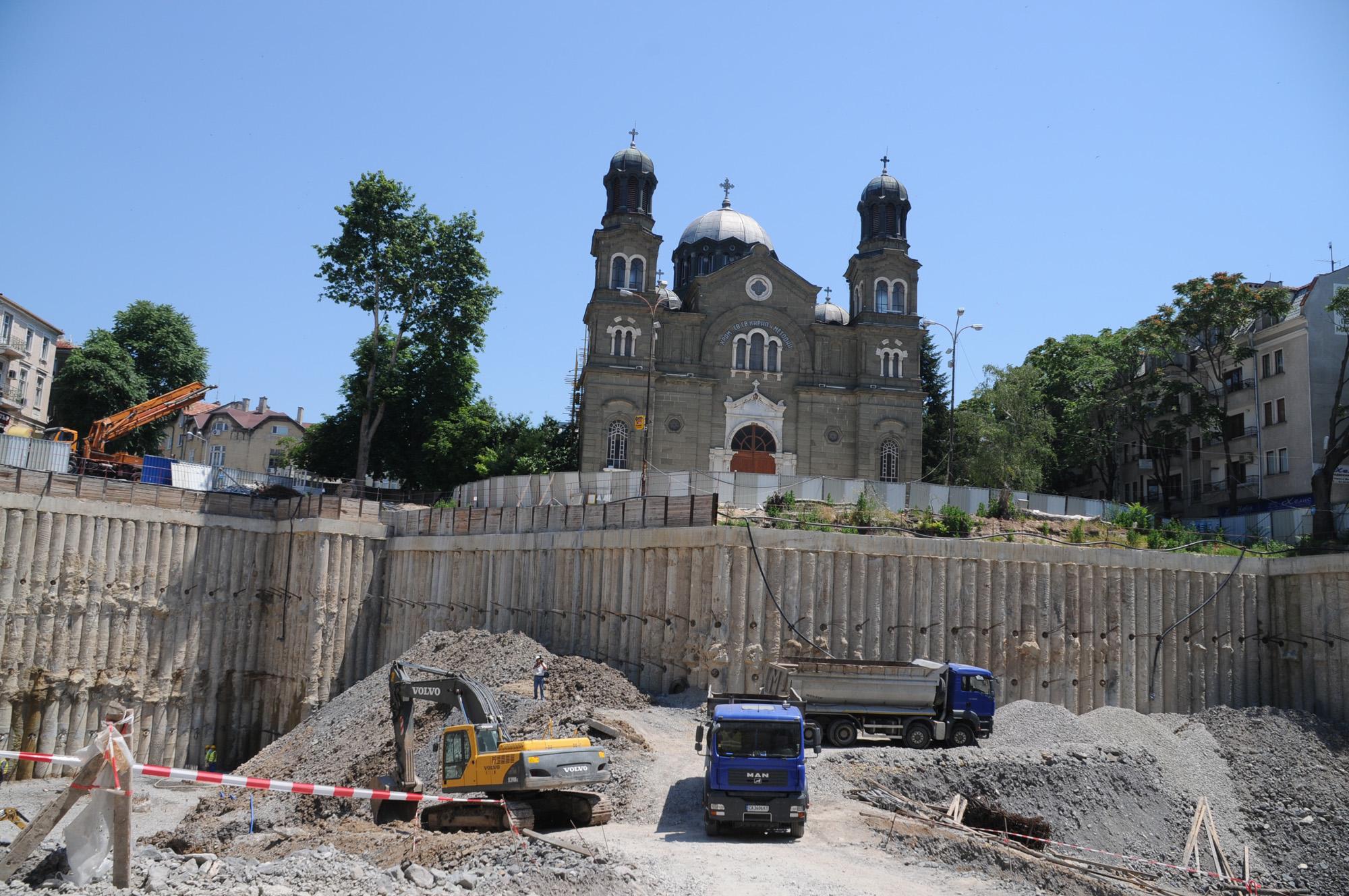 Храмът се пропука при изкопни работи през 2011 г. (сн. Архив)