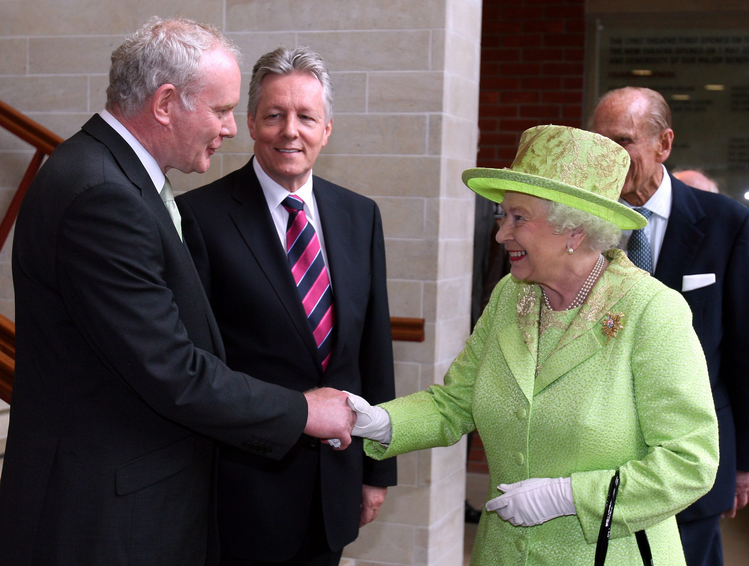 Британската кралица Елизабет Втора се ръкува с бившия лидер на ИРА Мартин Макгинес