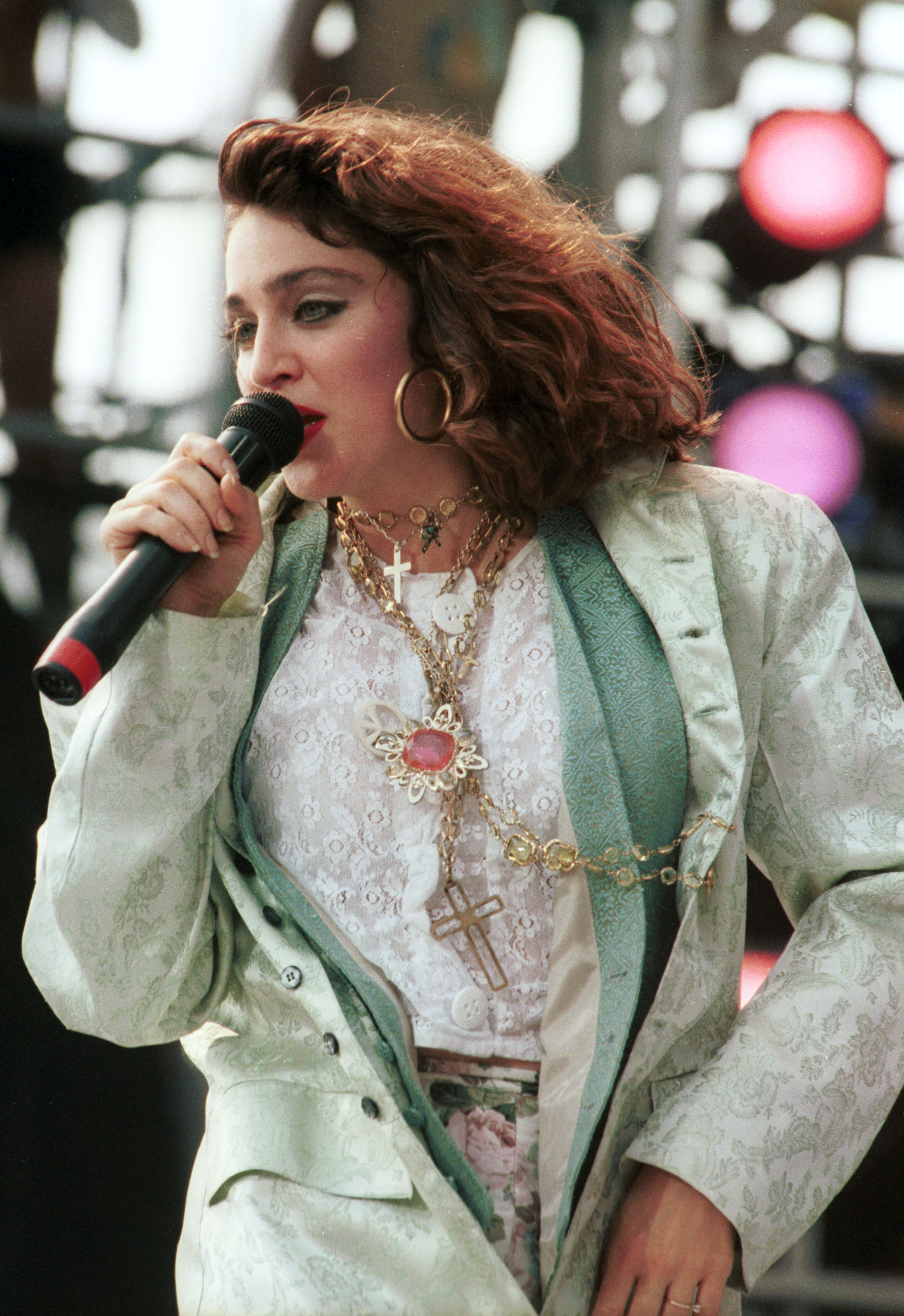 Певицы 80 х. Мадонна 1985. Мадонна певица 1985. Madonna Live Aid 1985. Мадонна на Live Aid.