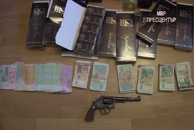 Над 55 000 лева и 19 000 евро са открити в домовете на задържаните