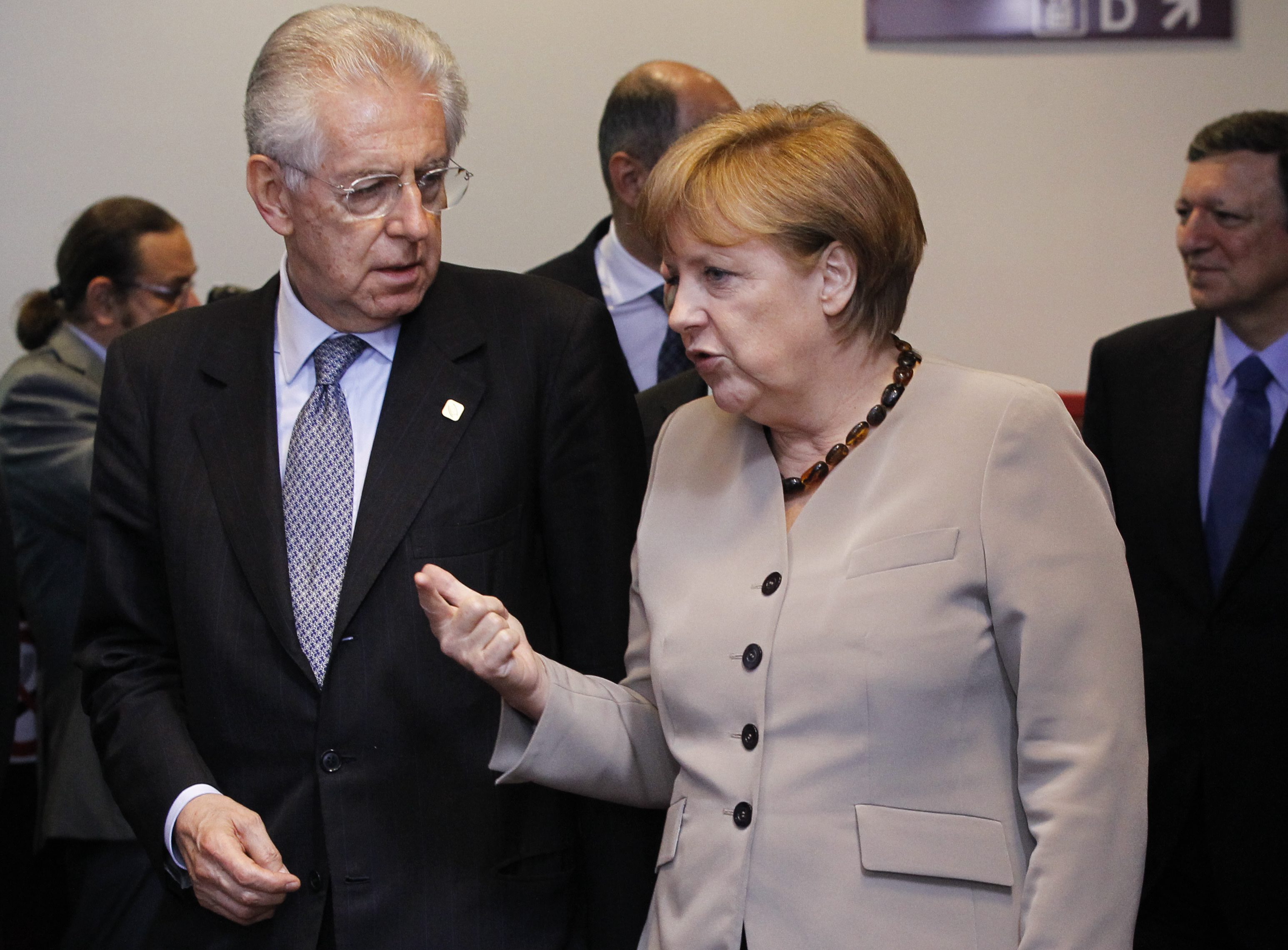 Италианският премиер Марио Монти и германският канцлер Ангела Меркел