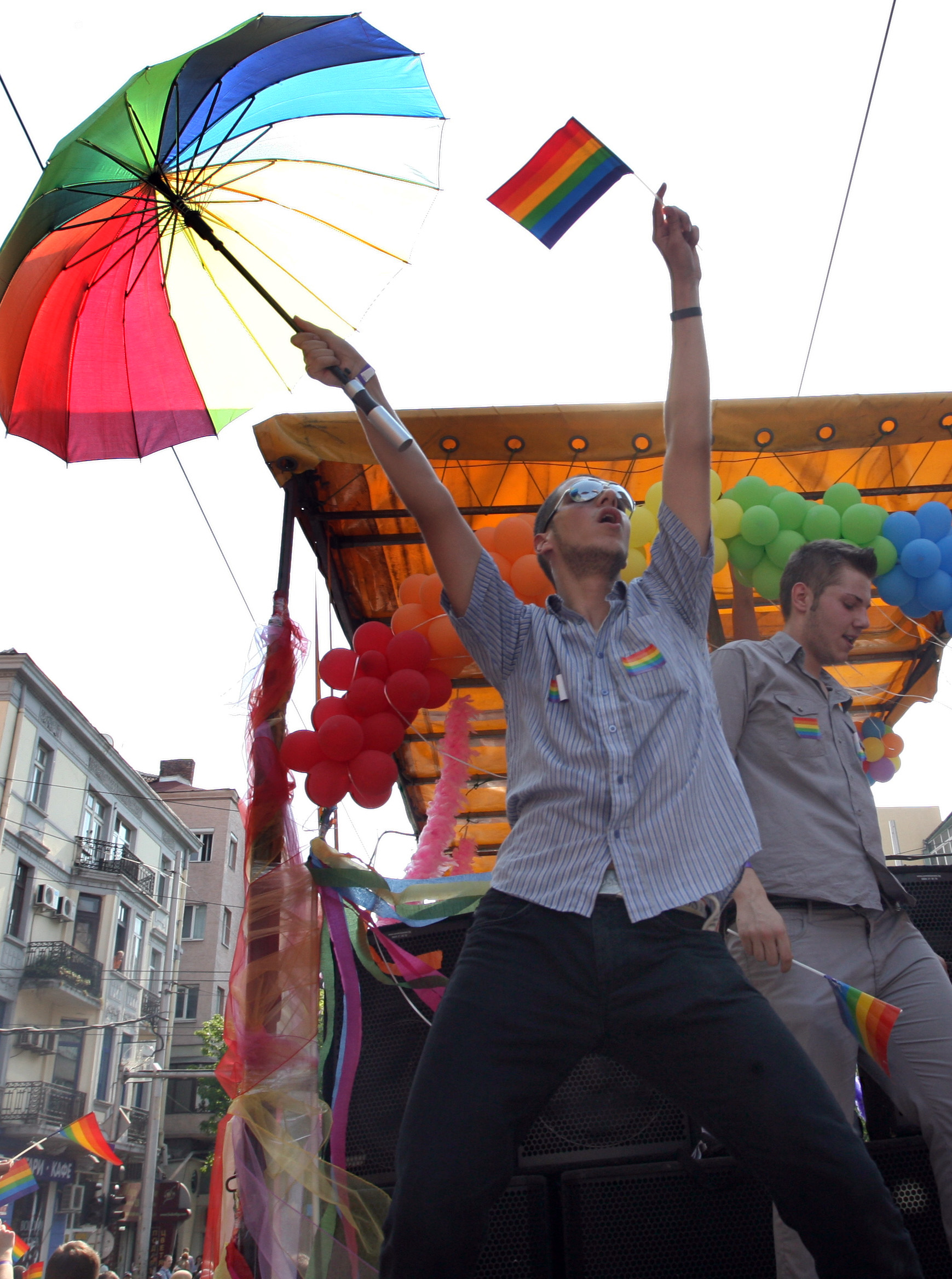 Хиляди участваха в пети гей парад в центъра на София