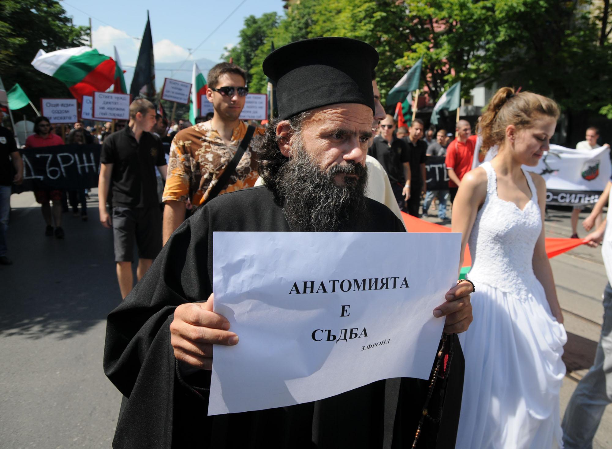 Миналата година се проведе протест срещу шествието, в който участваха и свещеници