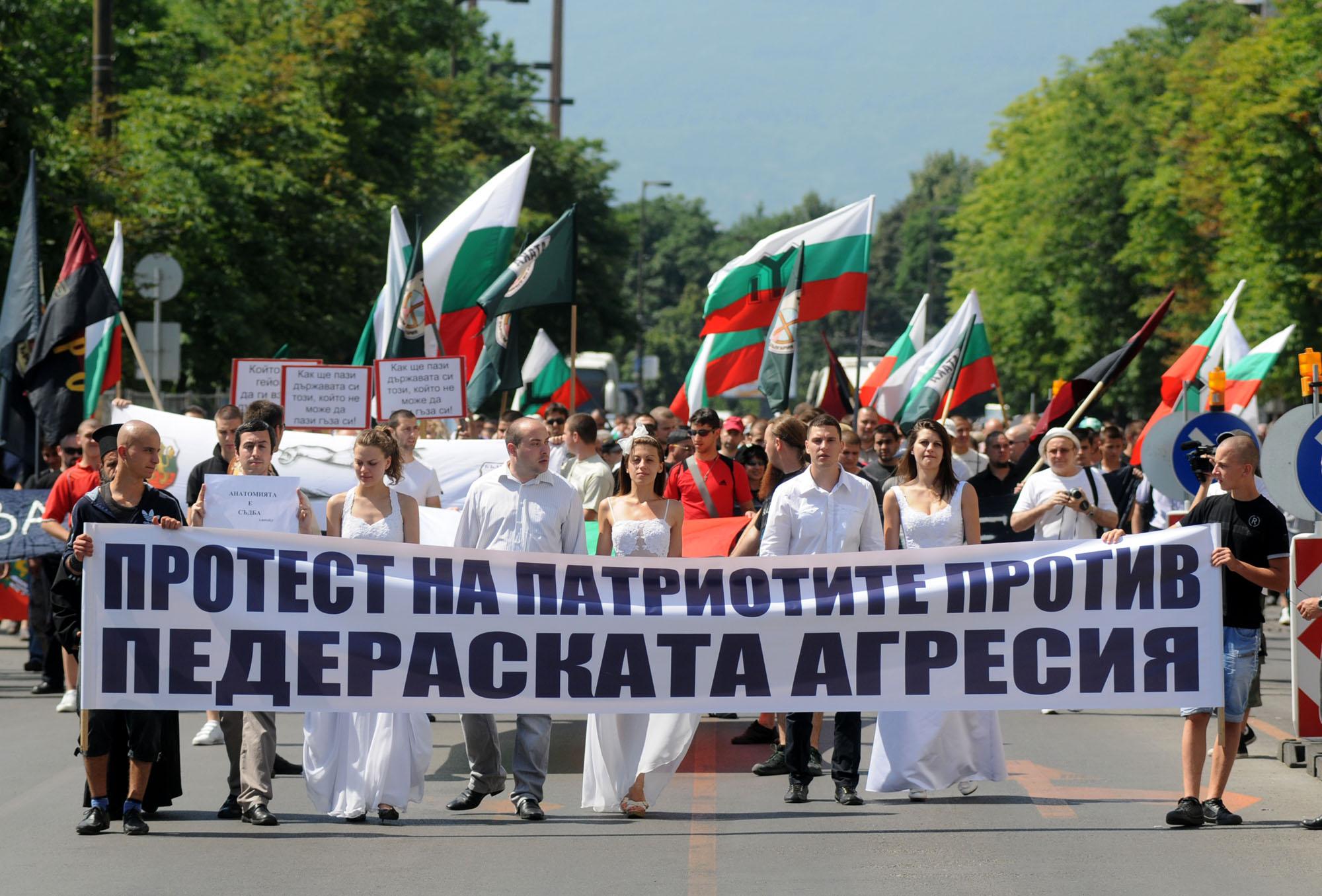 Протестиращи се обявиха срещу гей парада