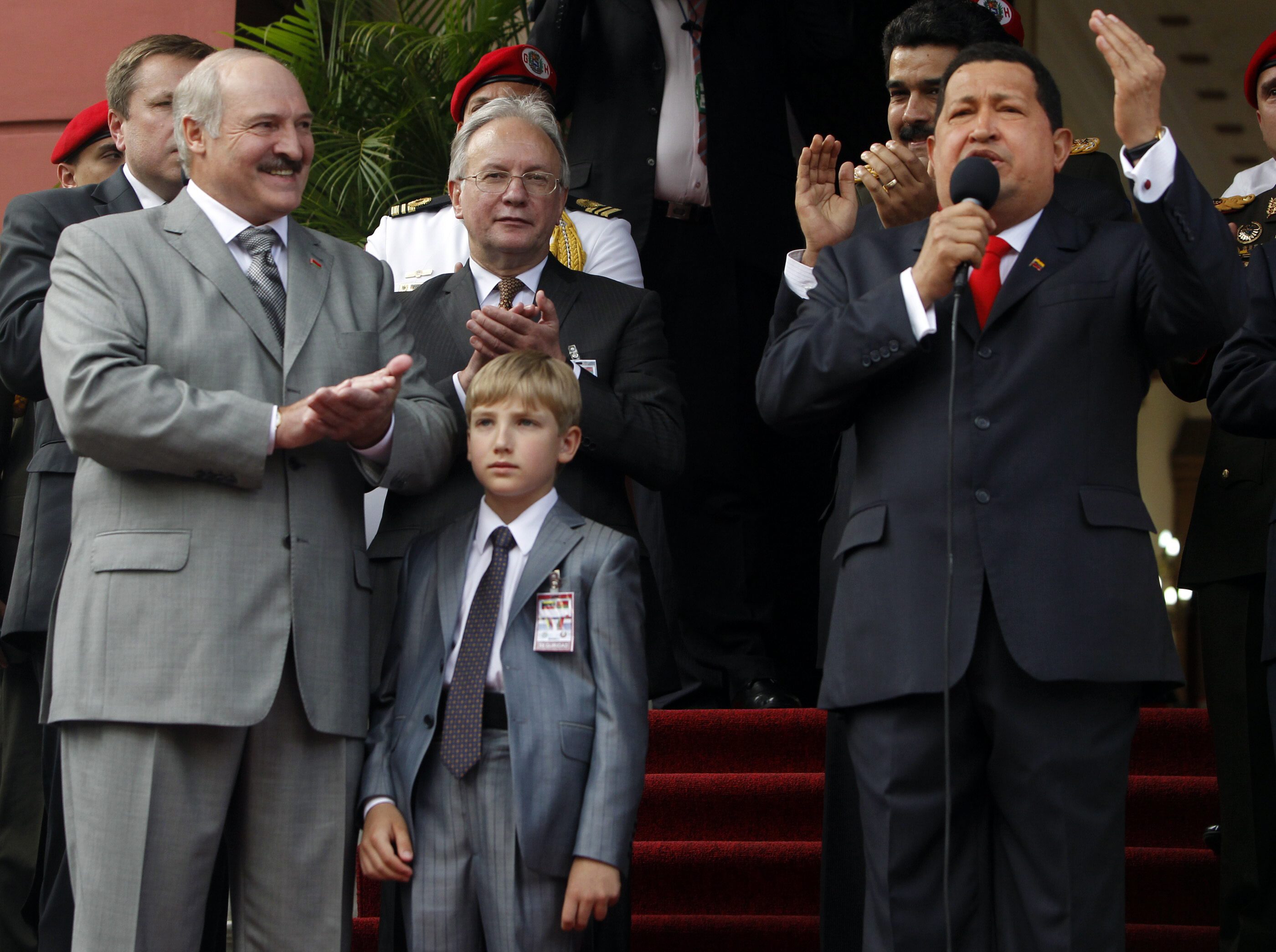 Александър Лукашенко води малкия Коля със себе си на официални посещения в чужбина