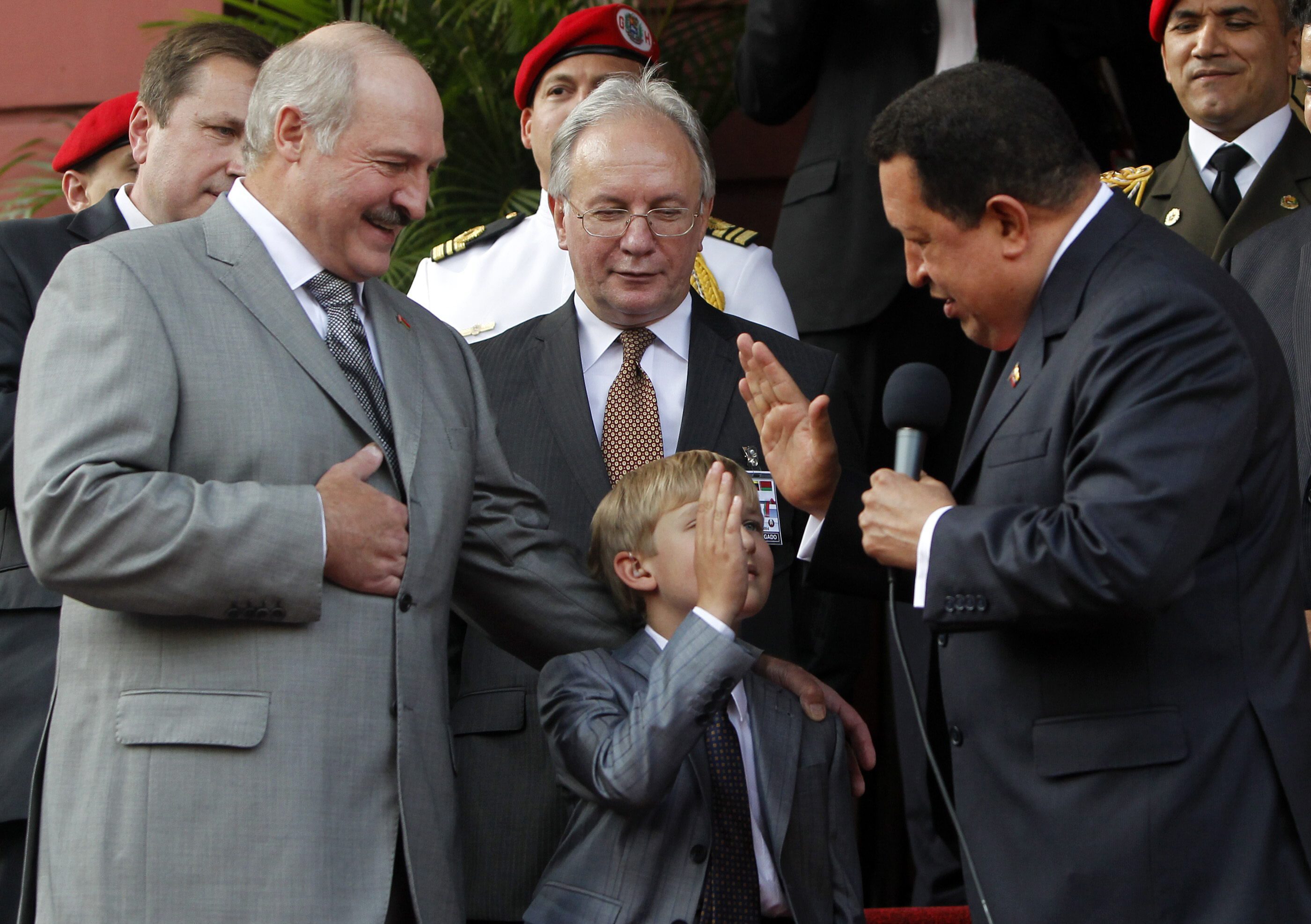 Уго Чавес поздравява Коля, който дойде с баща си във Венецуела
