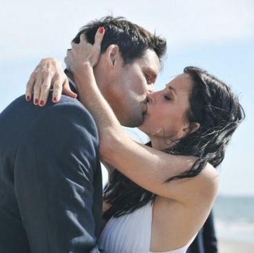 Кортни Кокс и Джош Хопкинс се целуват по време на снимките на „Агнешко”