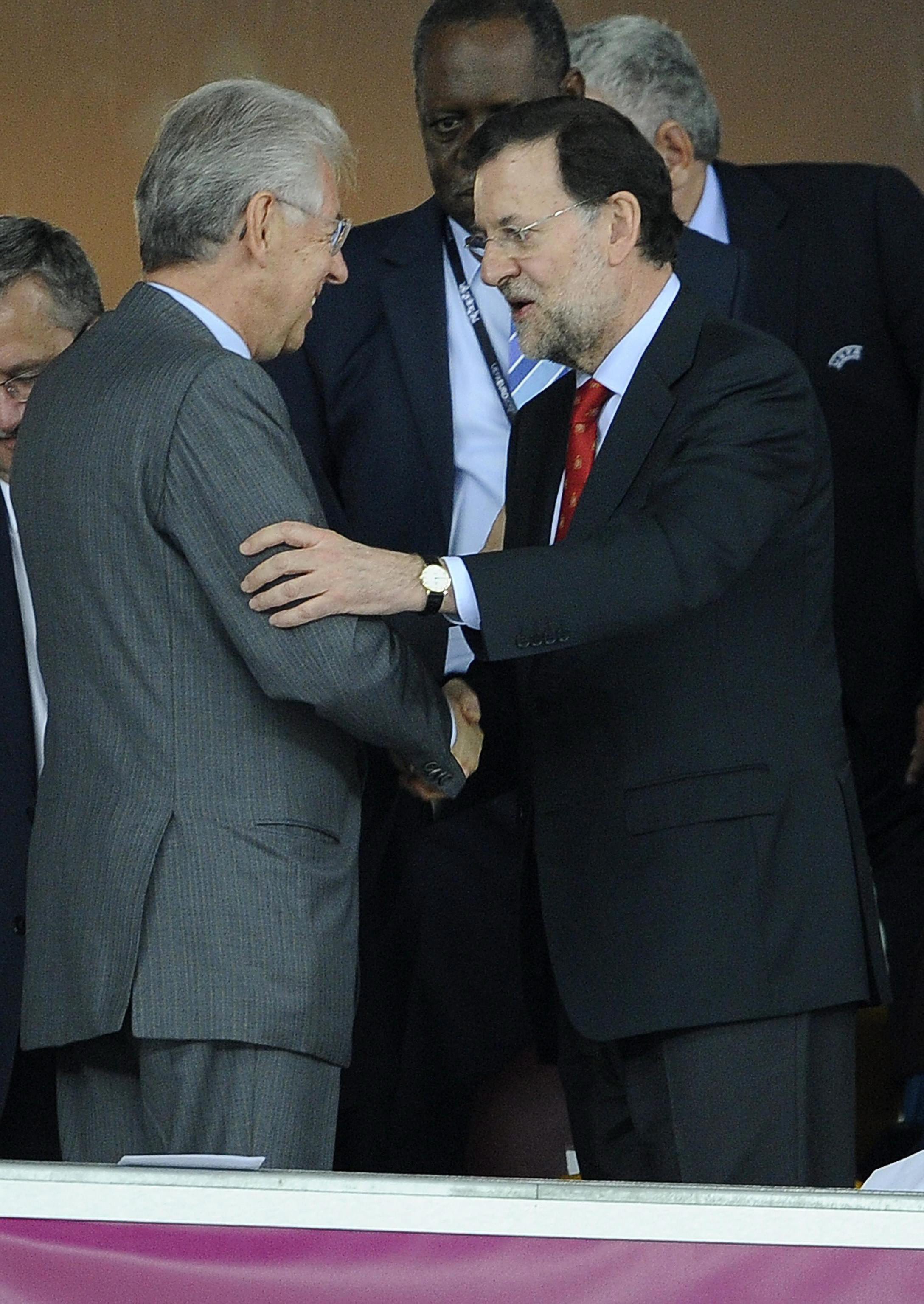 Марио Монти и Мариано Рахой се поздравяват взаимно на трибуните на стадиона в Киев