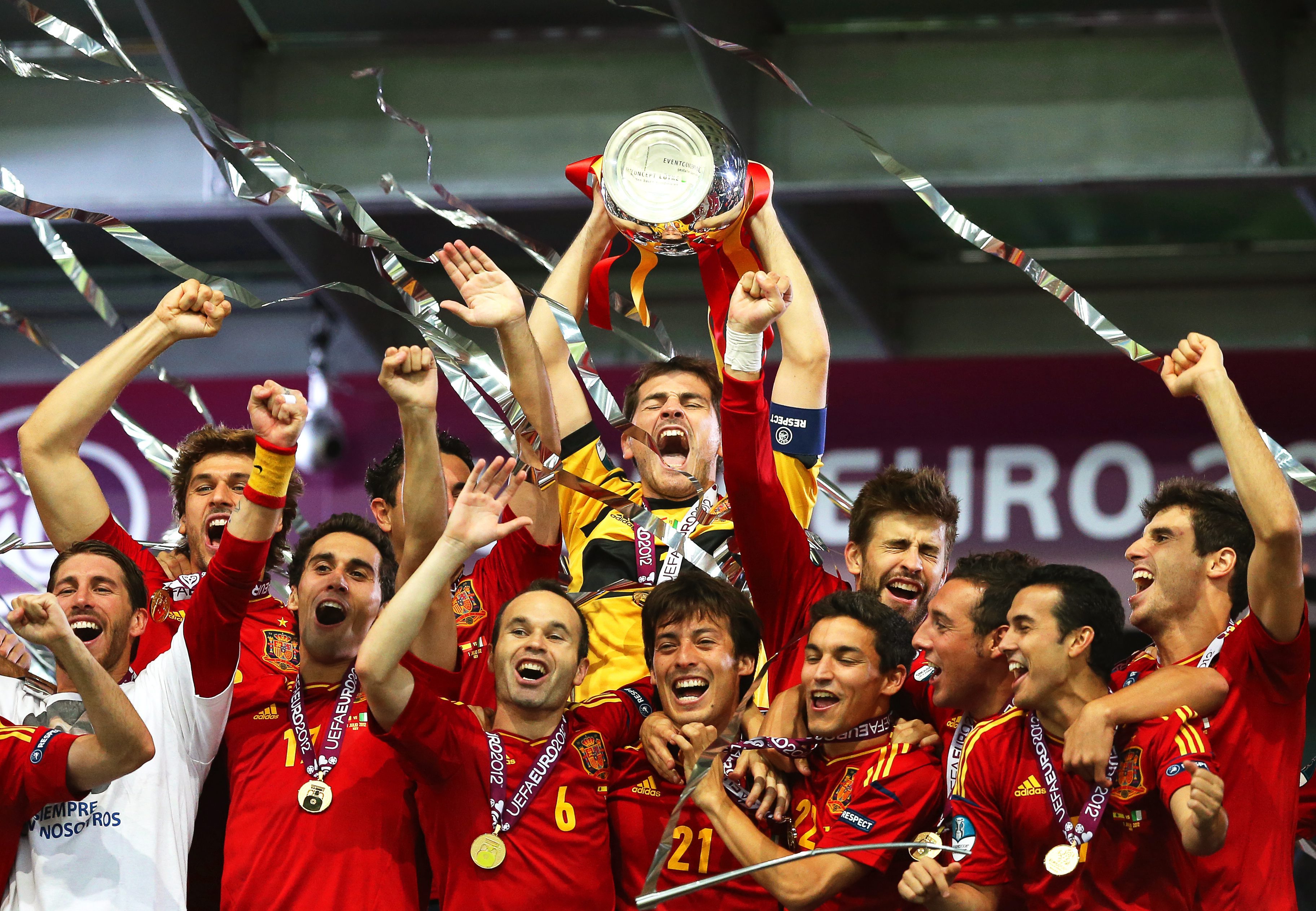 Испания съсипа Италия и влезе в историята (видео)