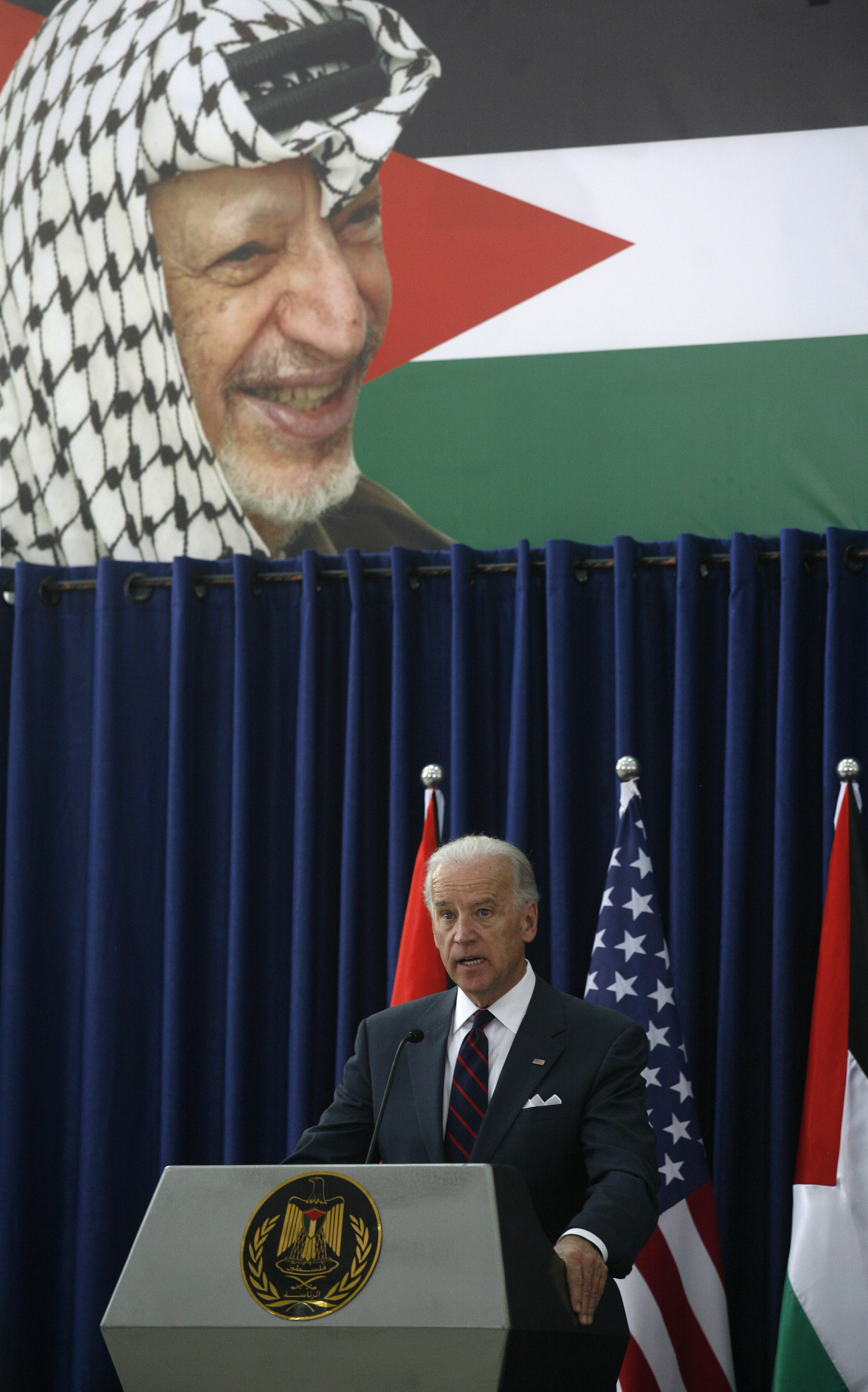 Палестинците обвиниха израелски агенти, че са отровили Арафат