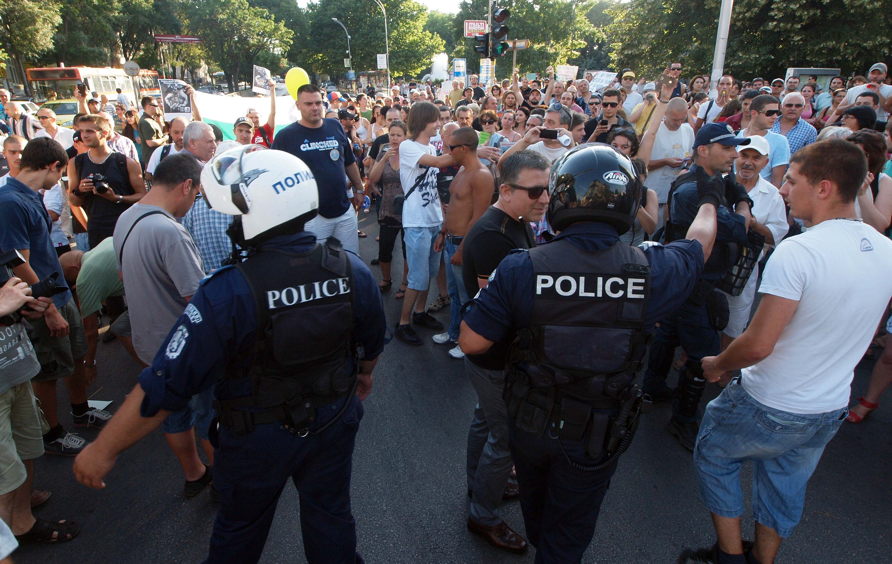 1000 варненци блокираха булевард в защита на Морската градина