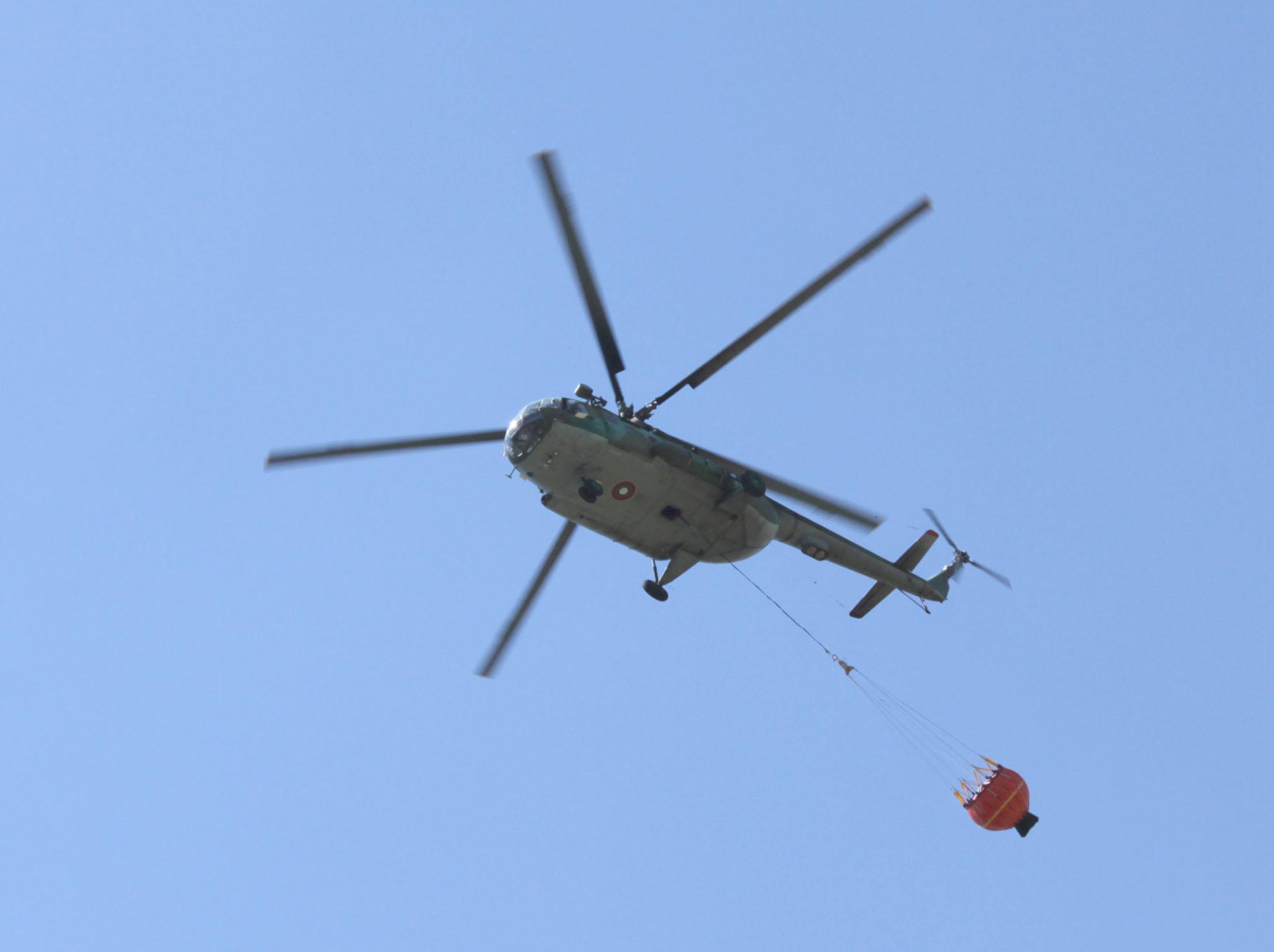 Вертолет Ми-17 помага в гасенето на пожара във Витоша