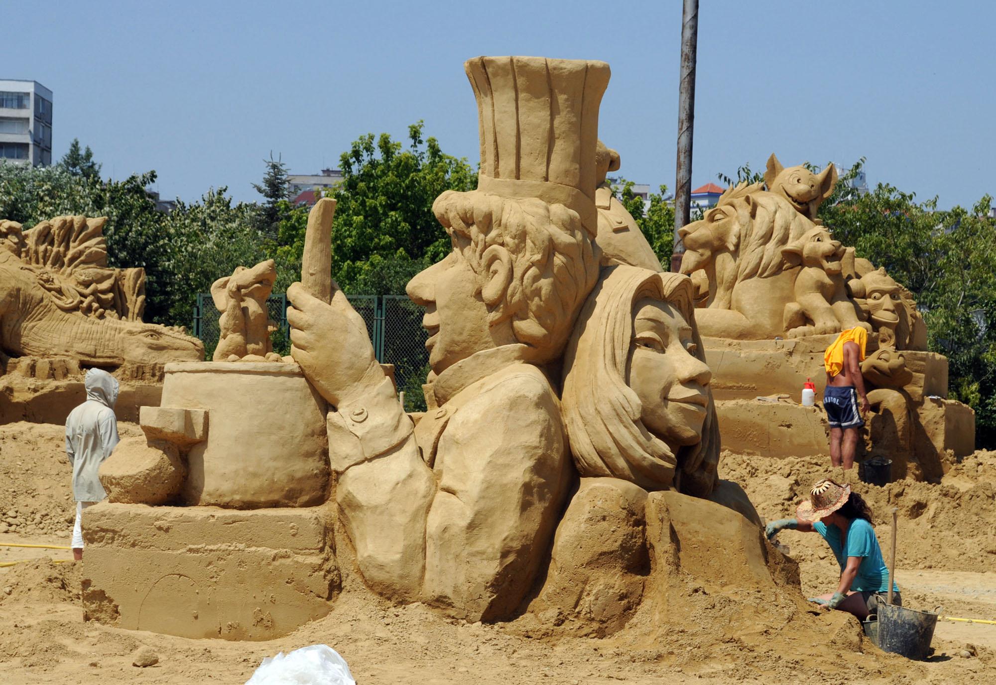 Скулптори от цял свят ”изграждат” пясъчен град в Парк Езеро