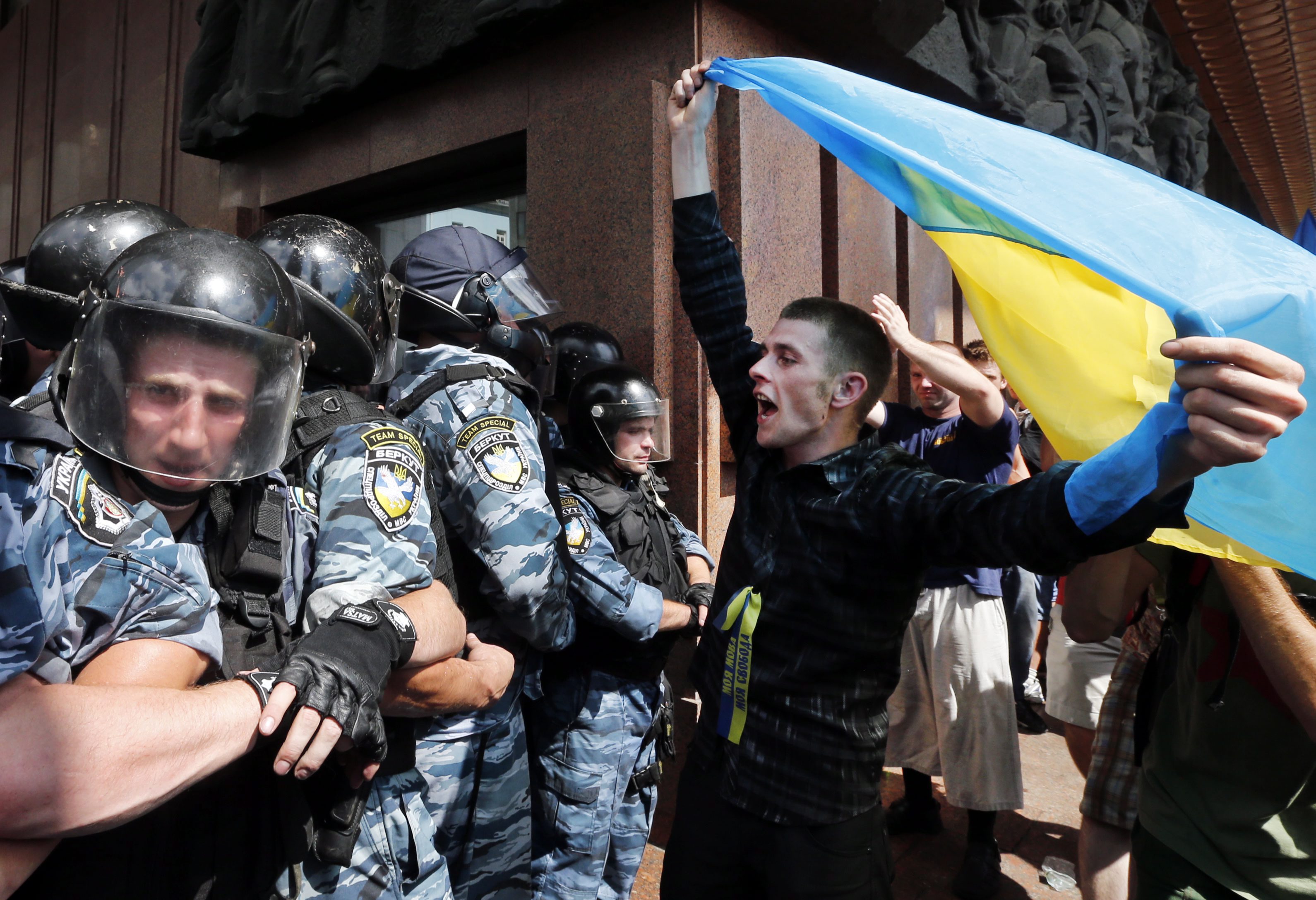 Разгониха с палки и газ протест в Киев срещу закона за руския език