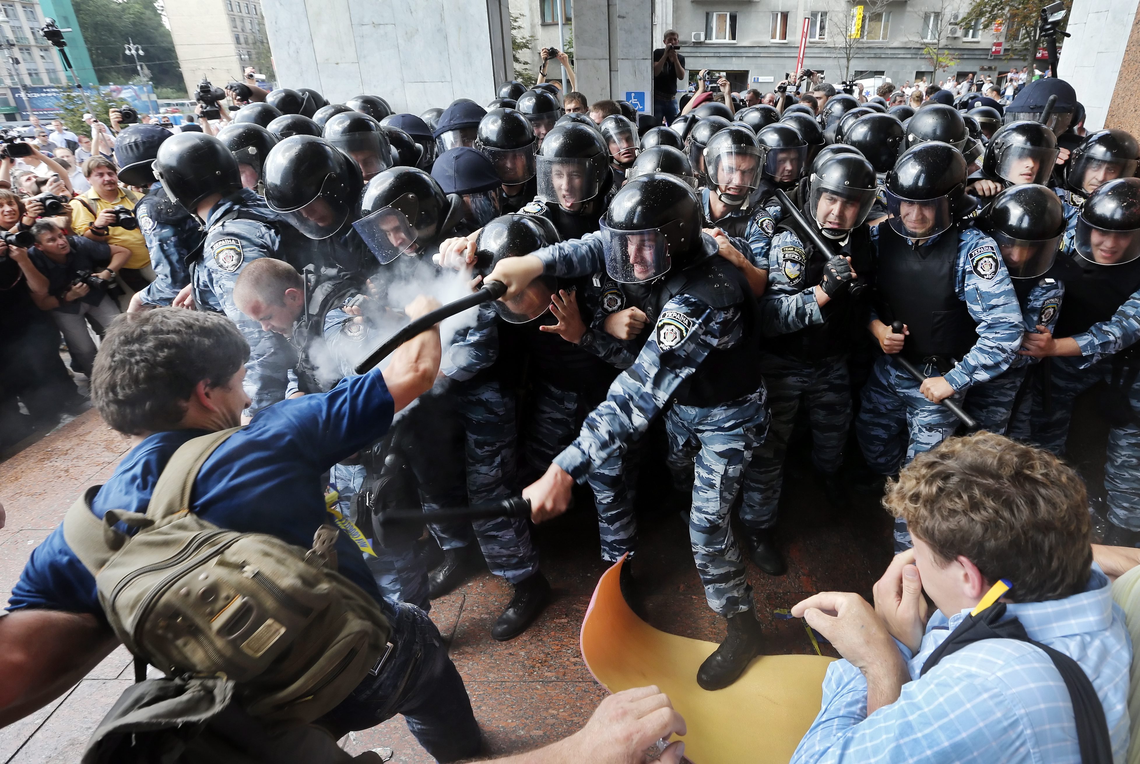Украинската полиция разгони с палки и сълзотворен газ протест в Киев срещу закона за руския език