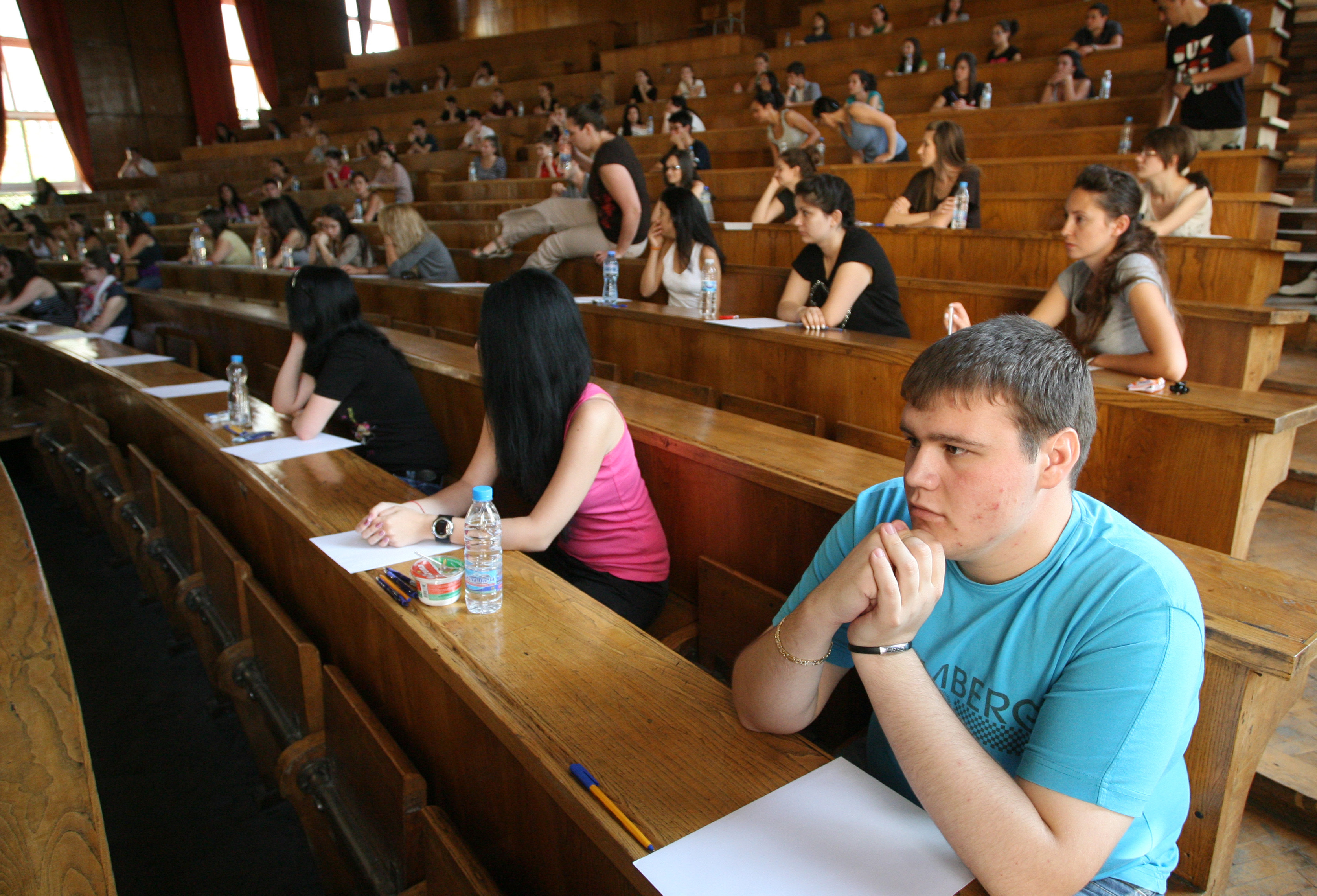 Над 1800 кандидат-студенти се явиха на изпита