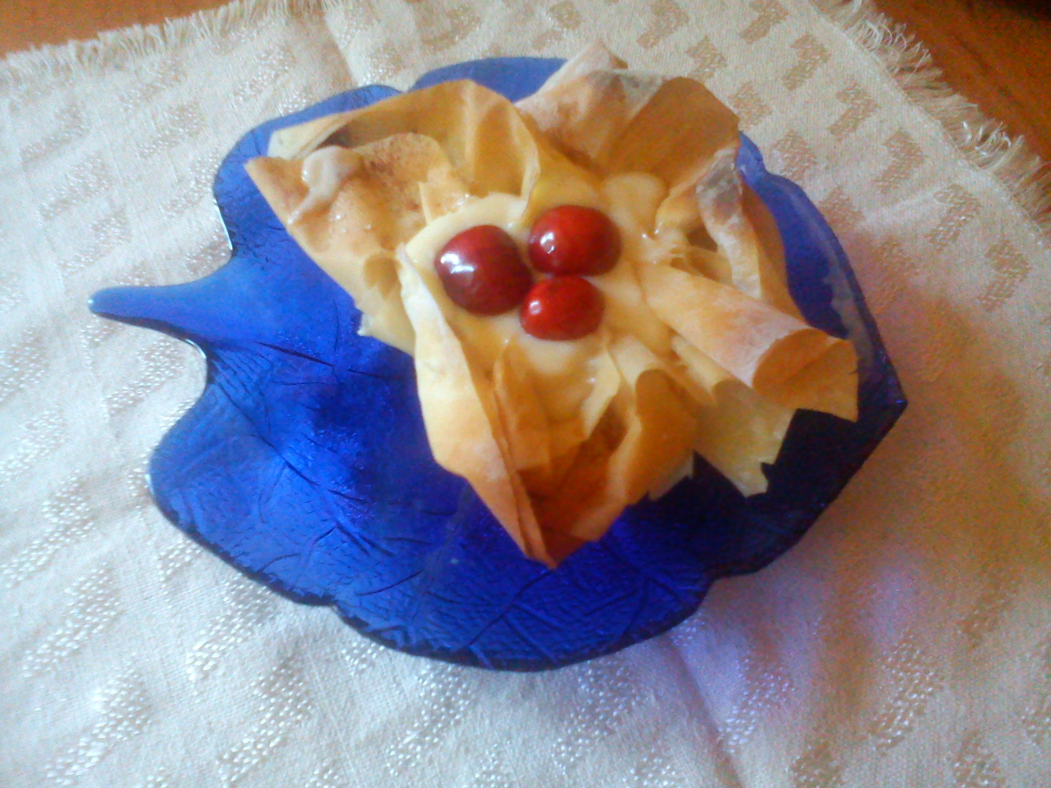 Малки банички с крем ванилия и череши