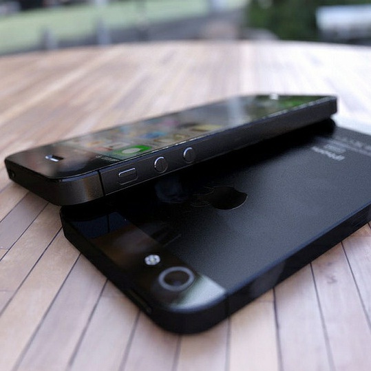 Новият модел ще има по-голям екран и по-тънко тяло от сегашния iPhone 4S