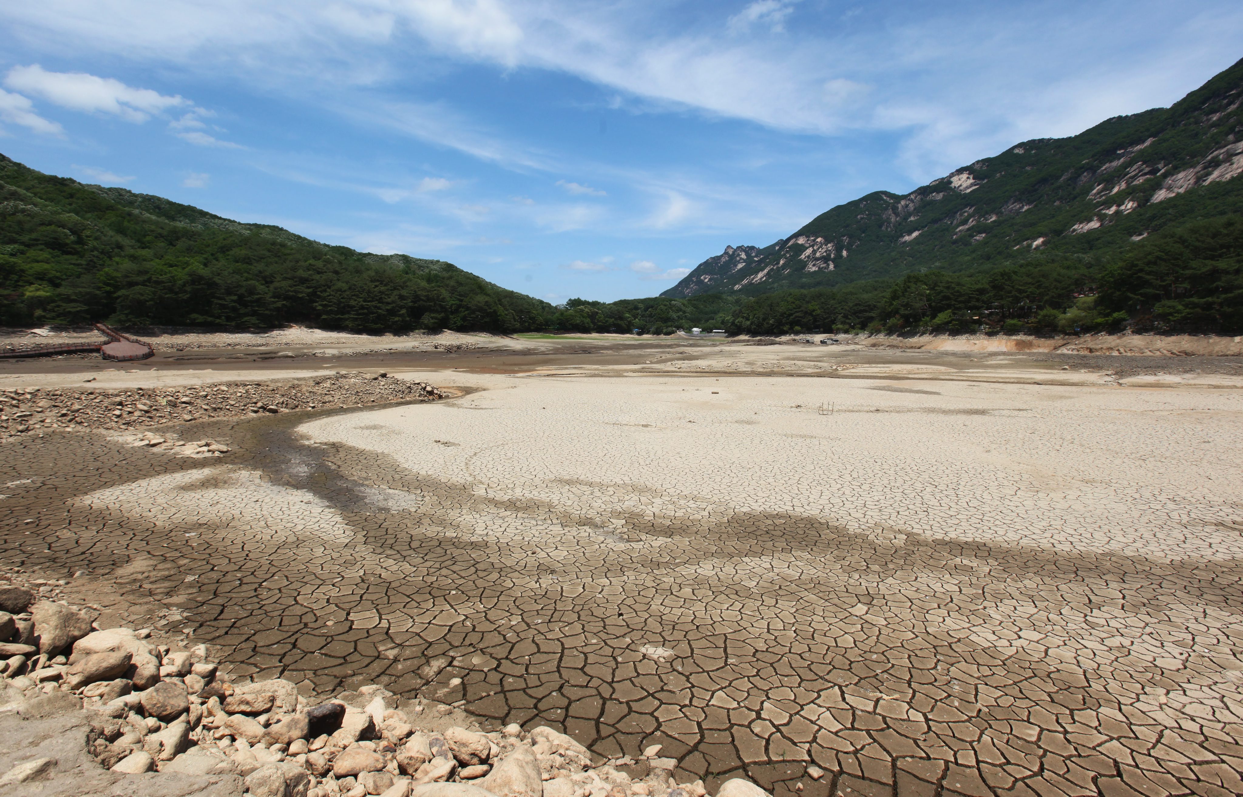 Освен горещо, над голяма част от страната е и много сухо