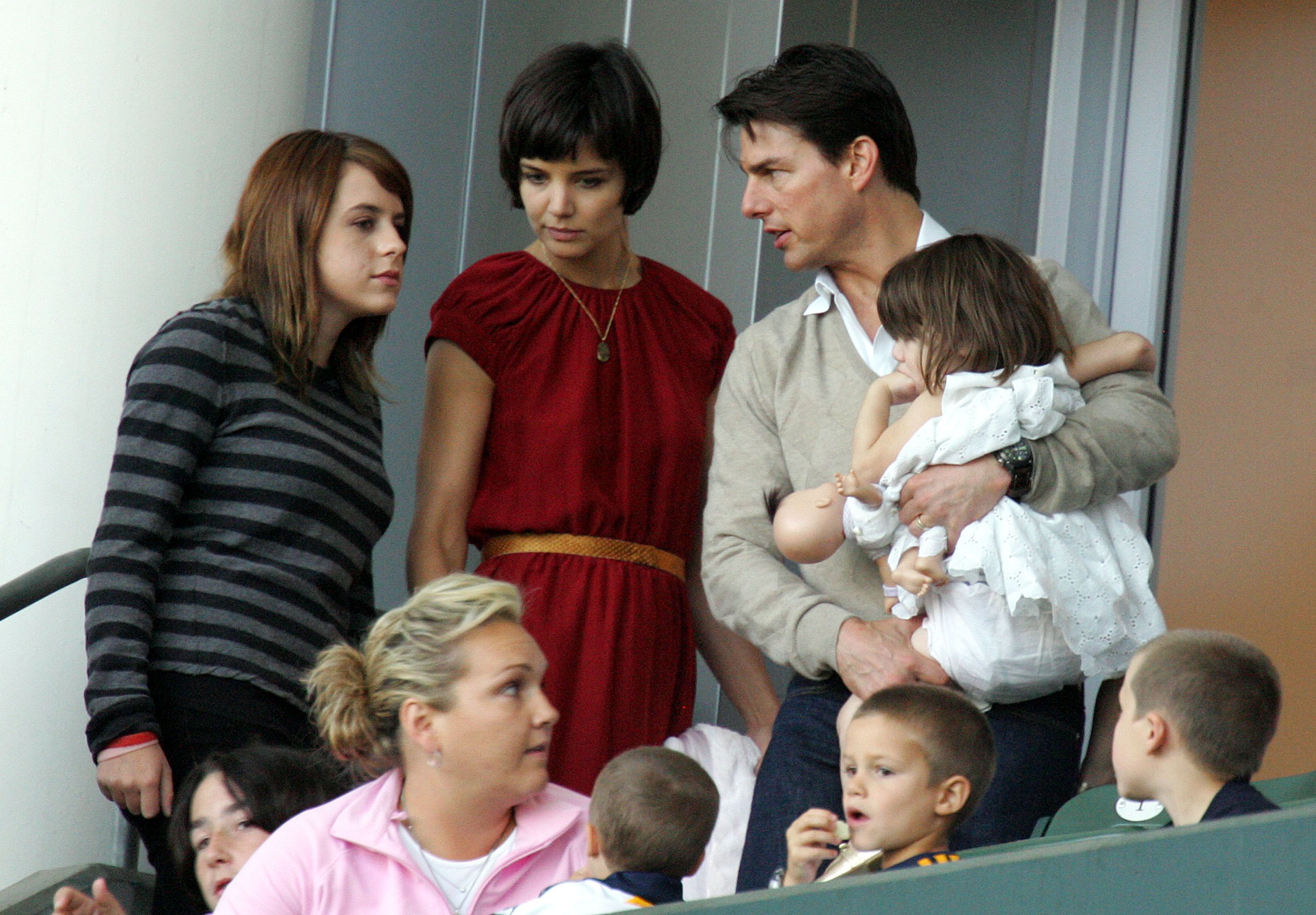 Том Круз с Кейти Холмс, дъщеря си Сури и осиновената си дъщеря Изабела