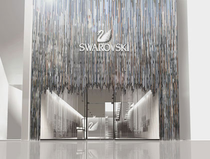 Swarovski в Токио заслепява купувачите си не само със стоките си, но и с огледалата и кристалната гора