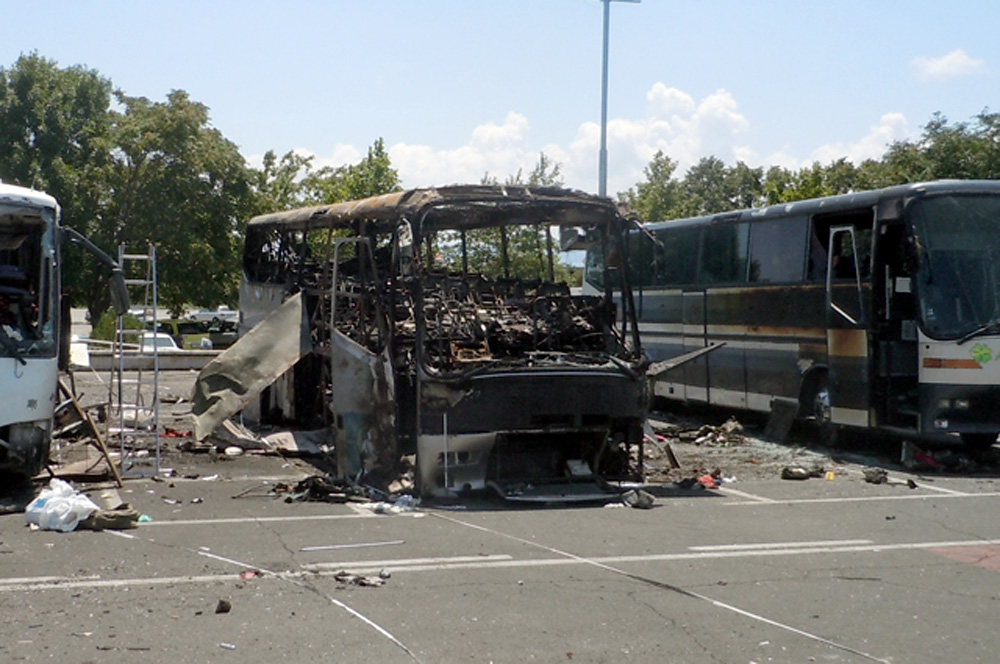 Взривното устройство е било върху тялото на атентатора, а не в автобуса с израелските туристи