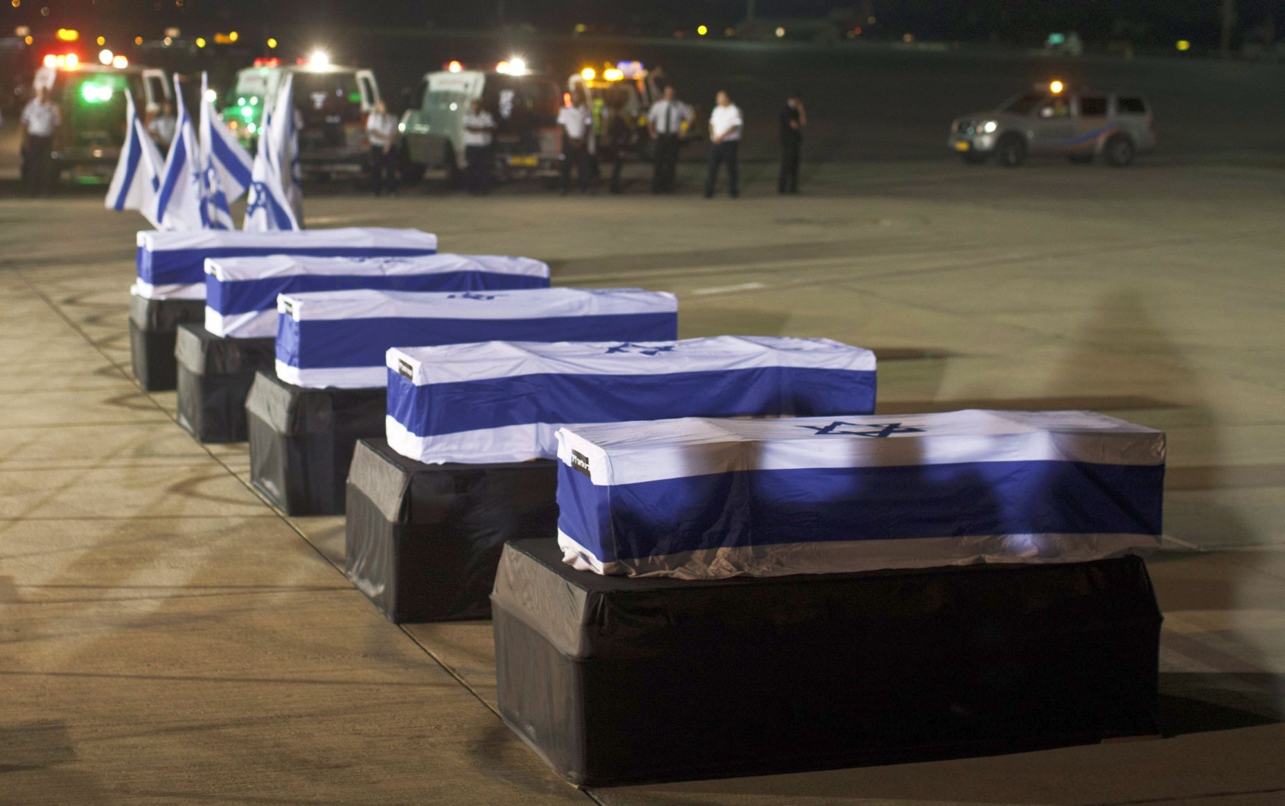 Петте ковчега, покрити с израелското знаме, бяха свалени от военен самолет