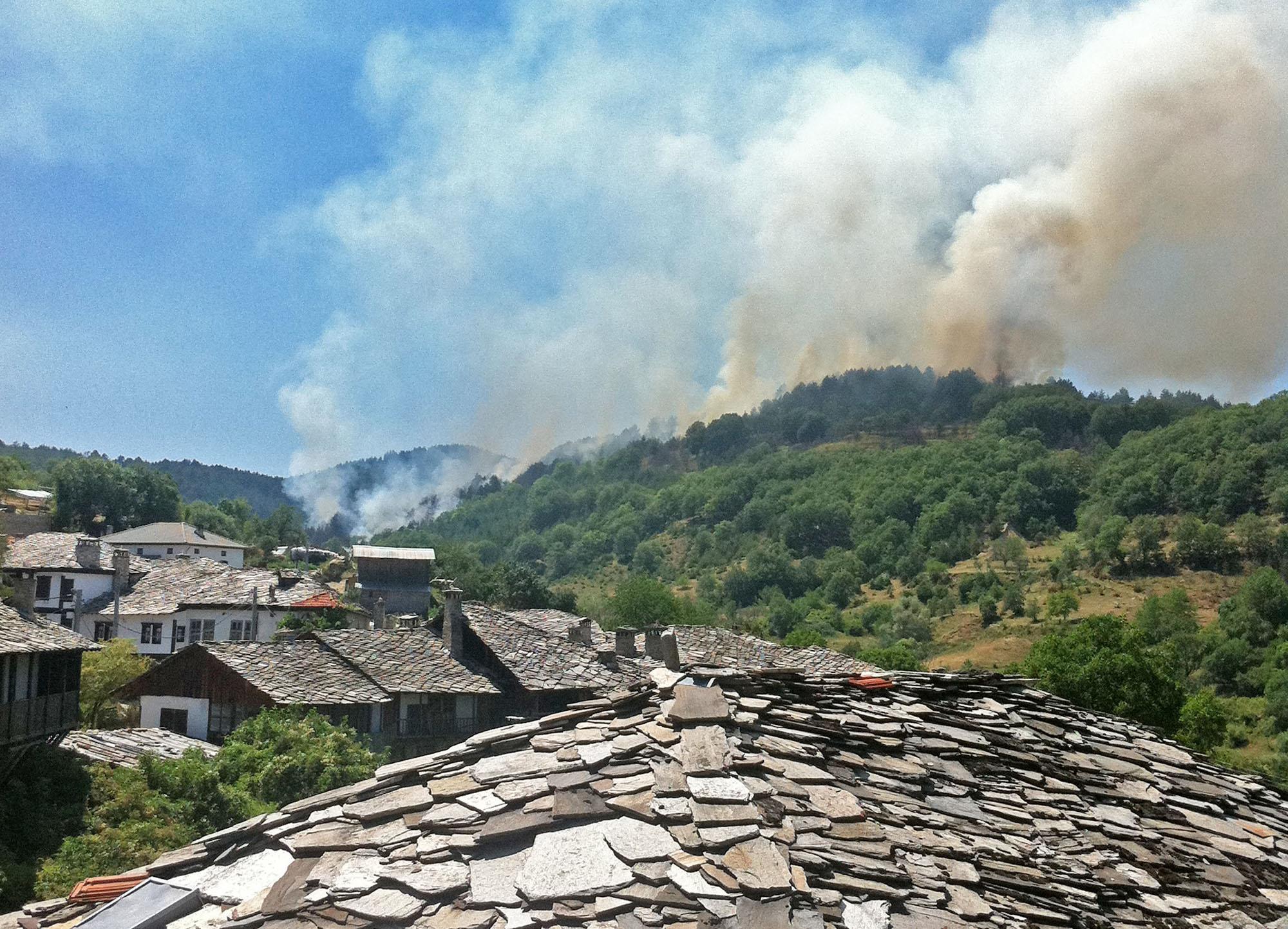 Два големи пожара бушуват в Родопите и Стара планина