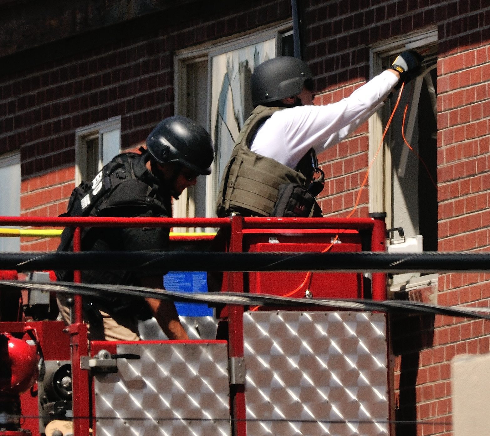 Обезвредени са експлозивите в апартамента на масовия убиец от Колорадо