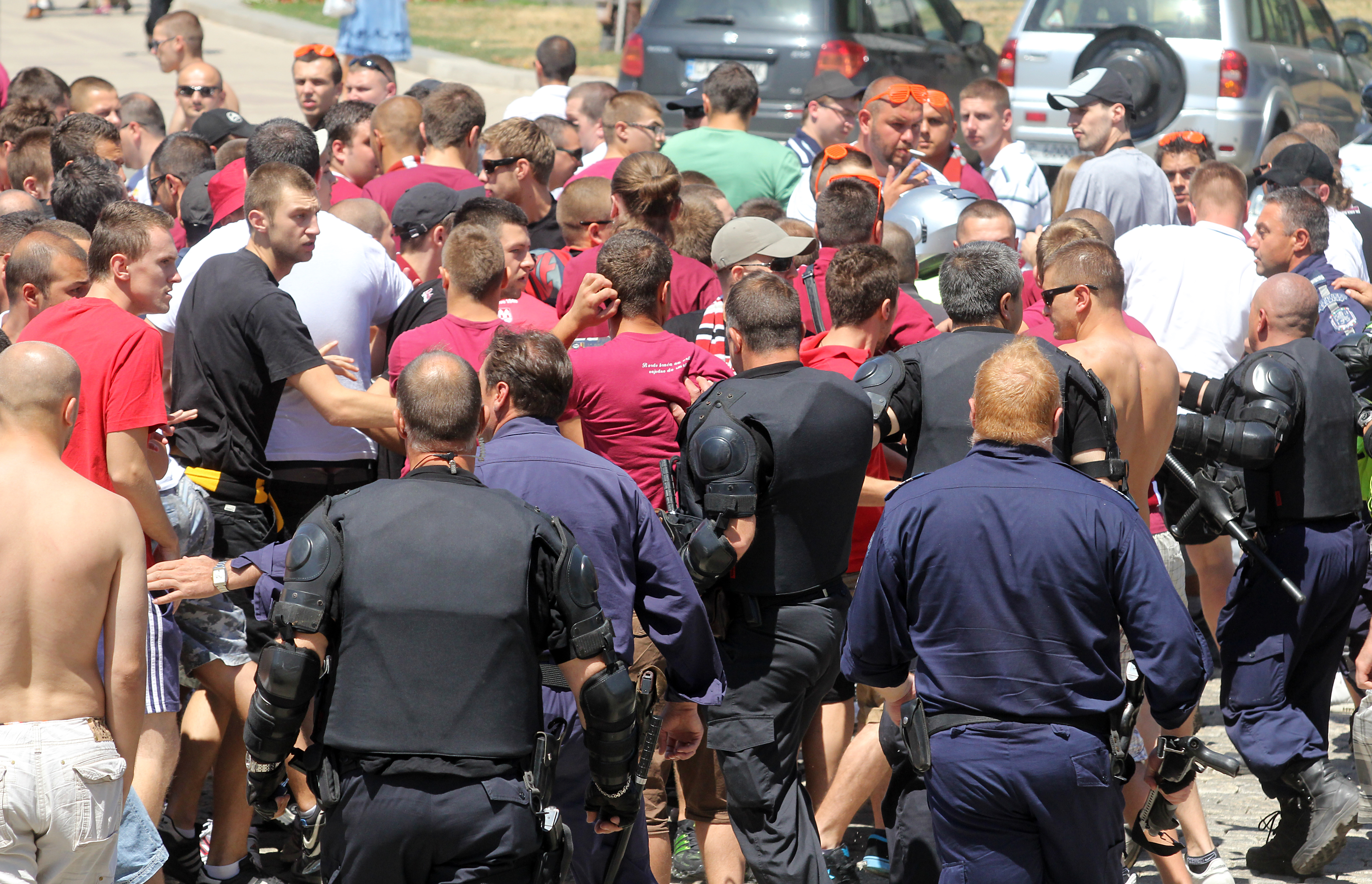 Фенове на ФК Сараево влязоха в конфликт с полицията пред ”Александър Невски”