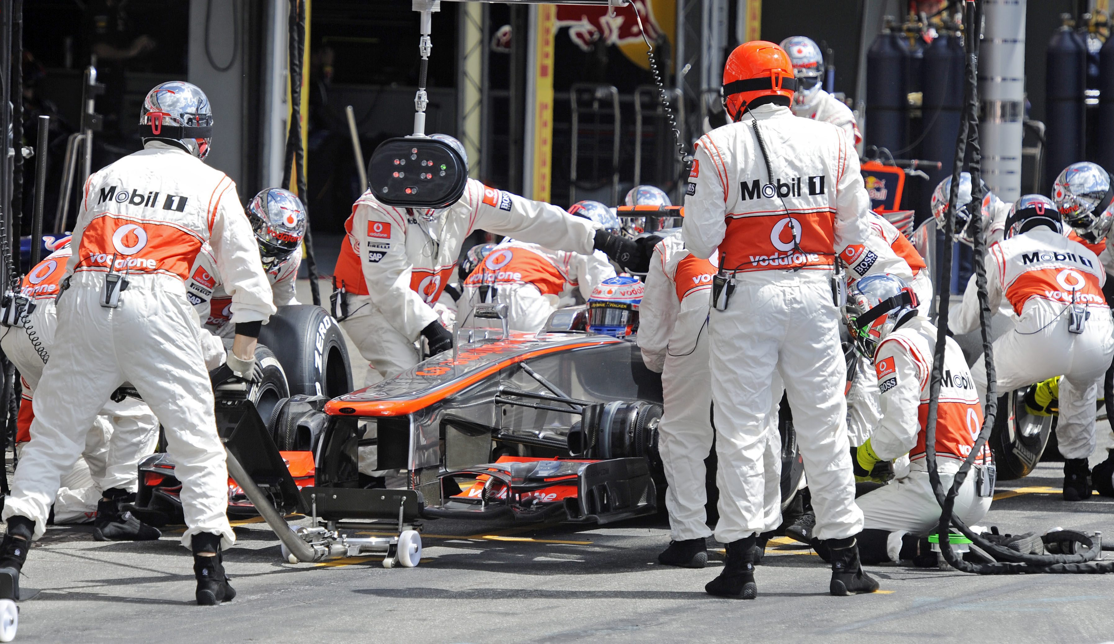 Механиците на Макларън сменят гумите на Бътън по време на Гран при на Германия