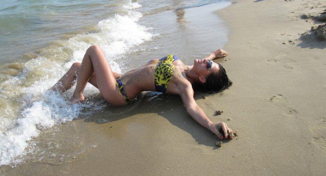 Преслава показа изваяно тяло на плажа