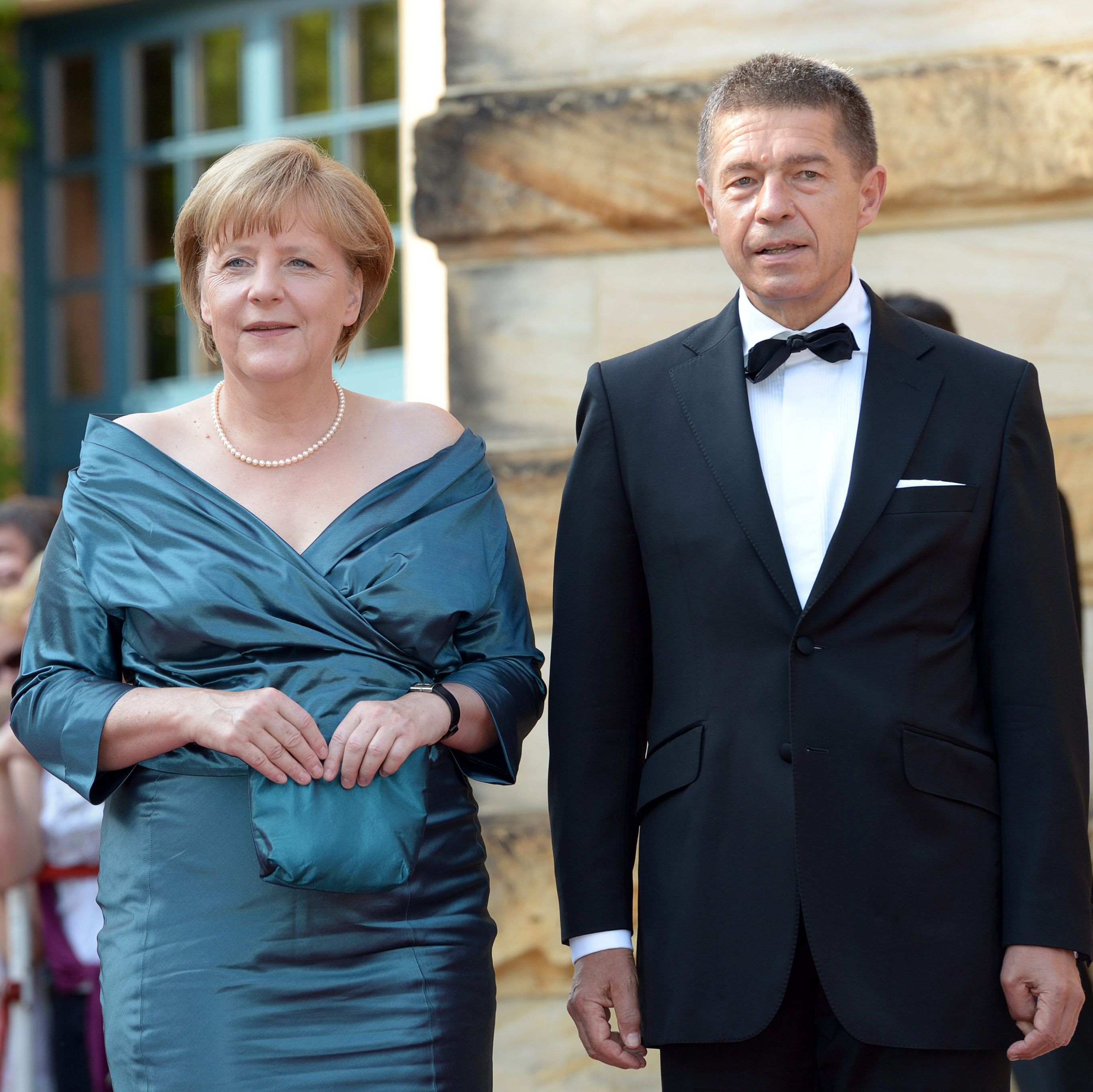 Меркел отново повтори вечерен тоалет на културна проява