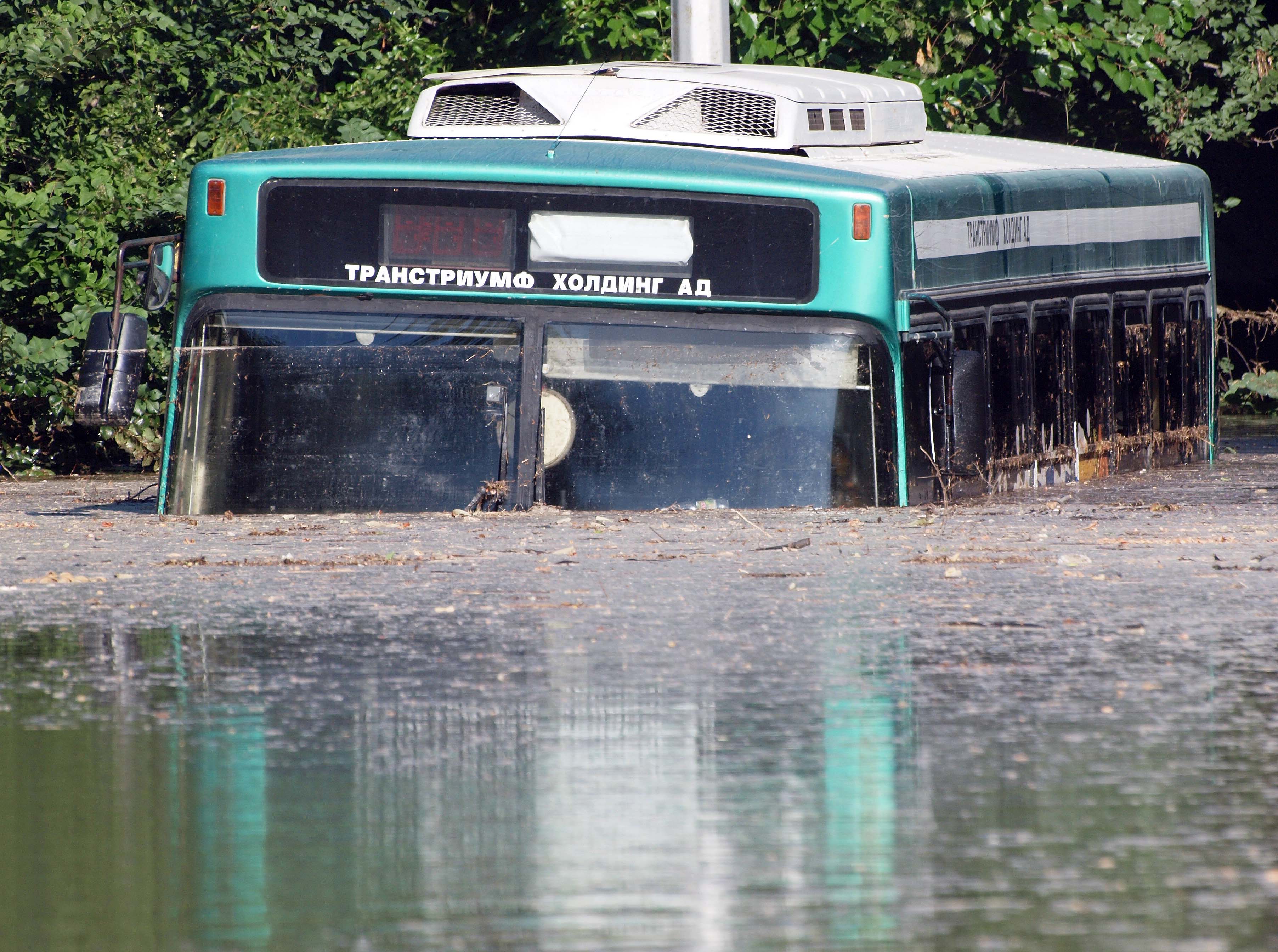Автобусът е бил по линия №31 и е бил потопен изцяло под вода