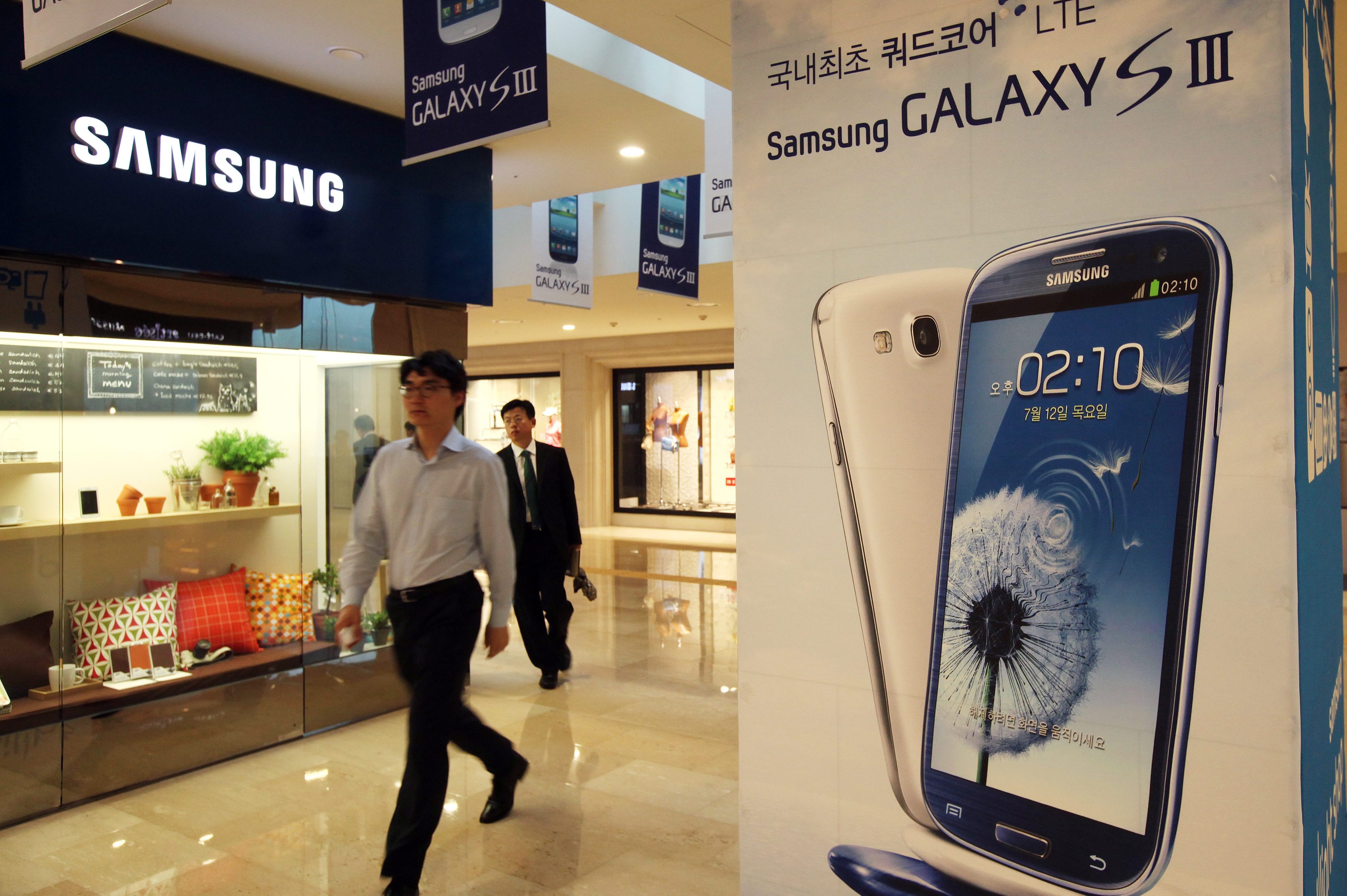 Samsung блести, Apple разочарова