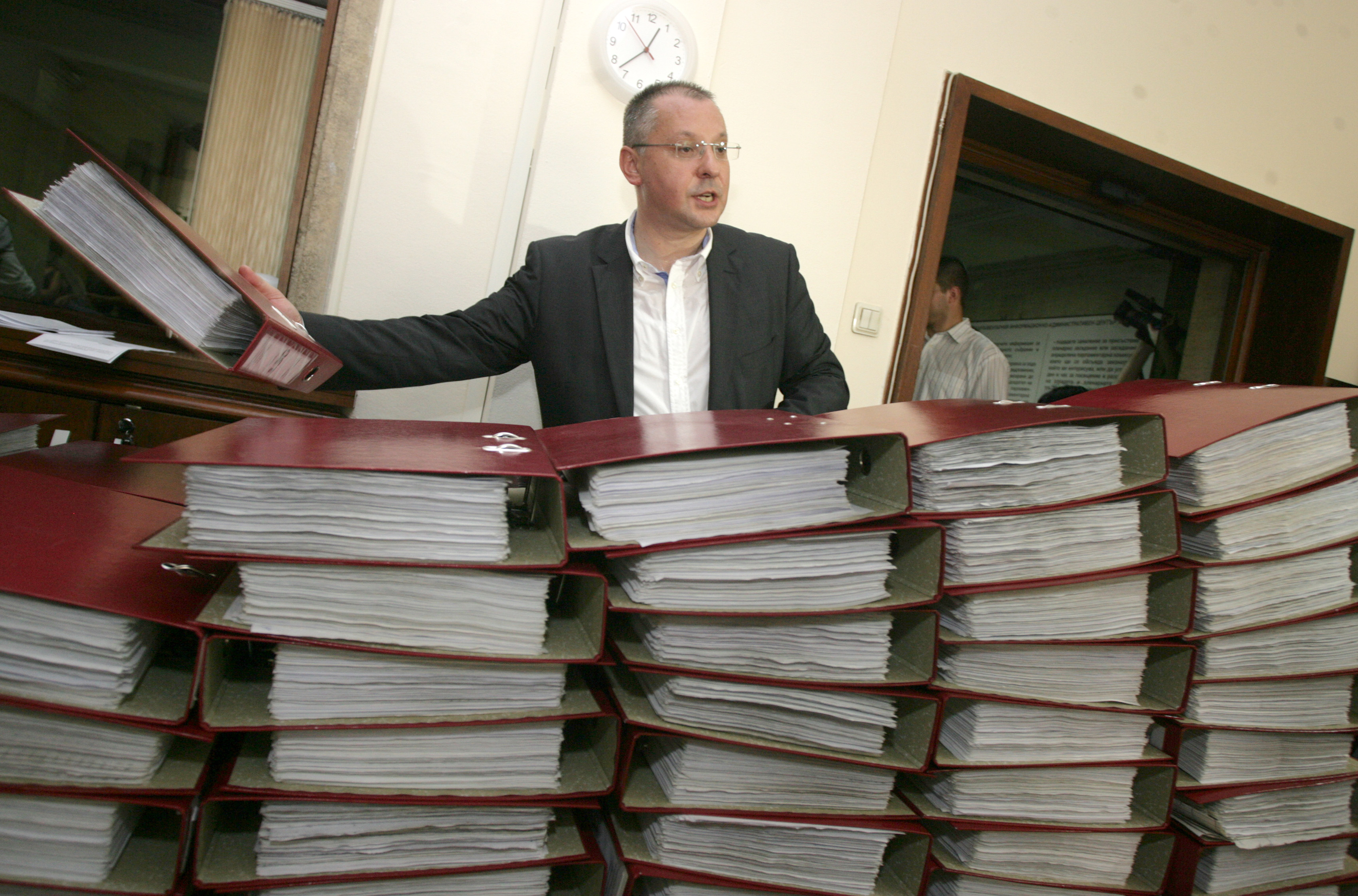 БСП занесе на ръце папки със 773 447 подписа за референдума за ”Белене”