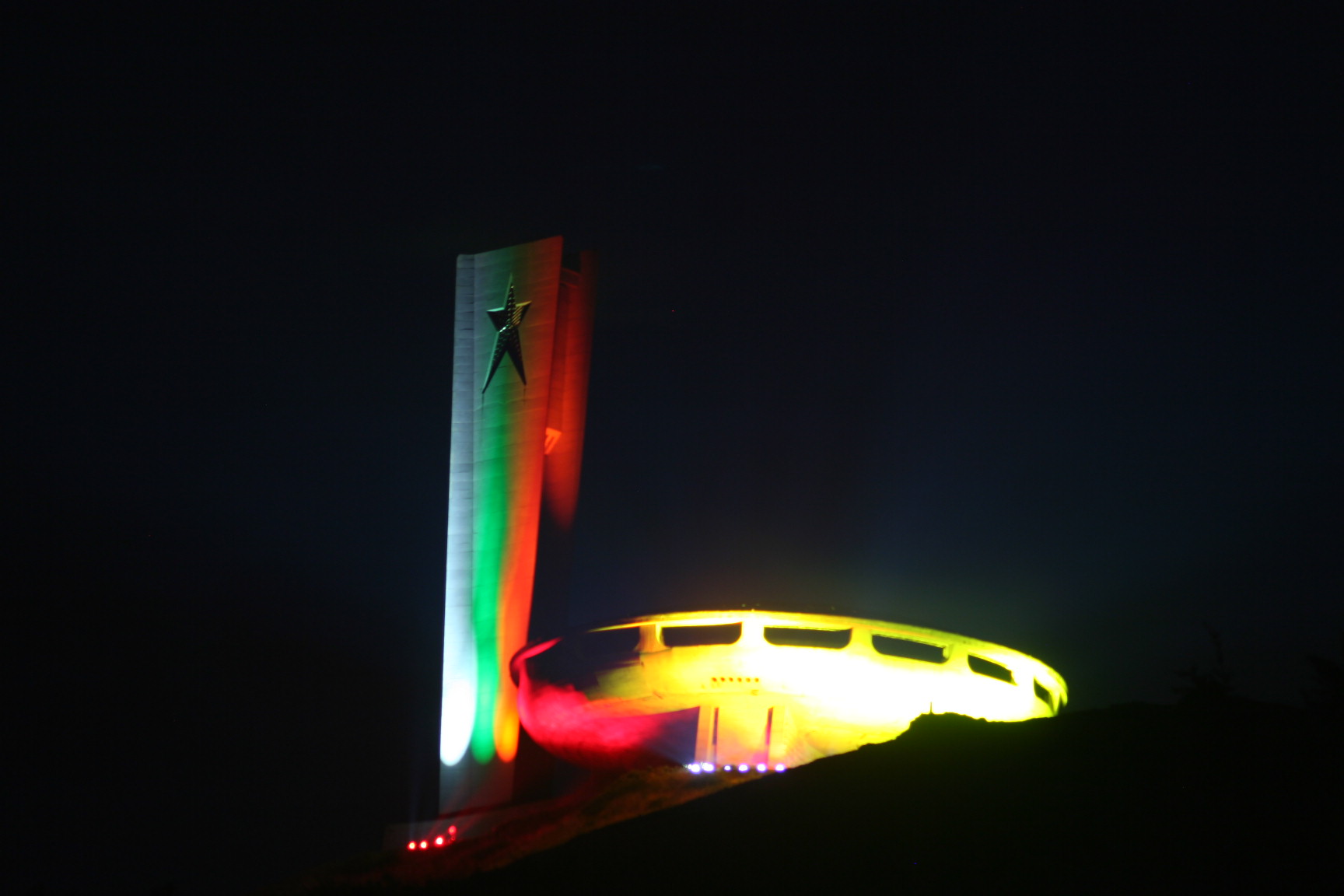 Осветиха Бузлуджа в цветовете на знамето, въпреки забраната за достъп до паметника