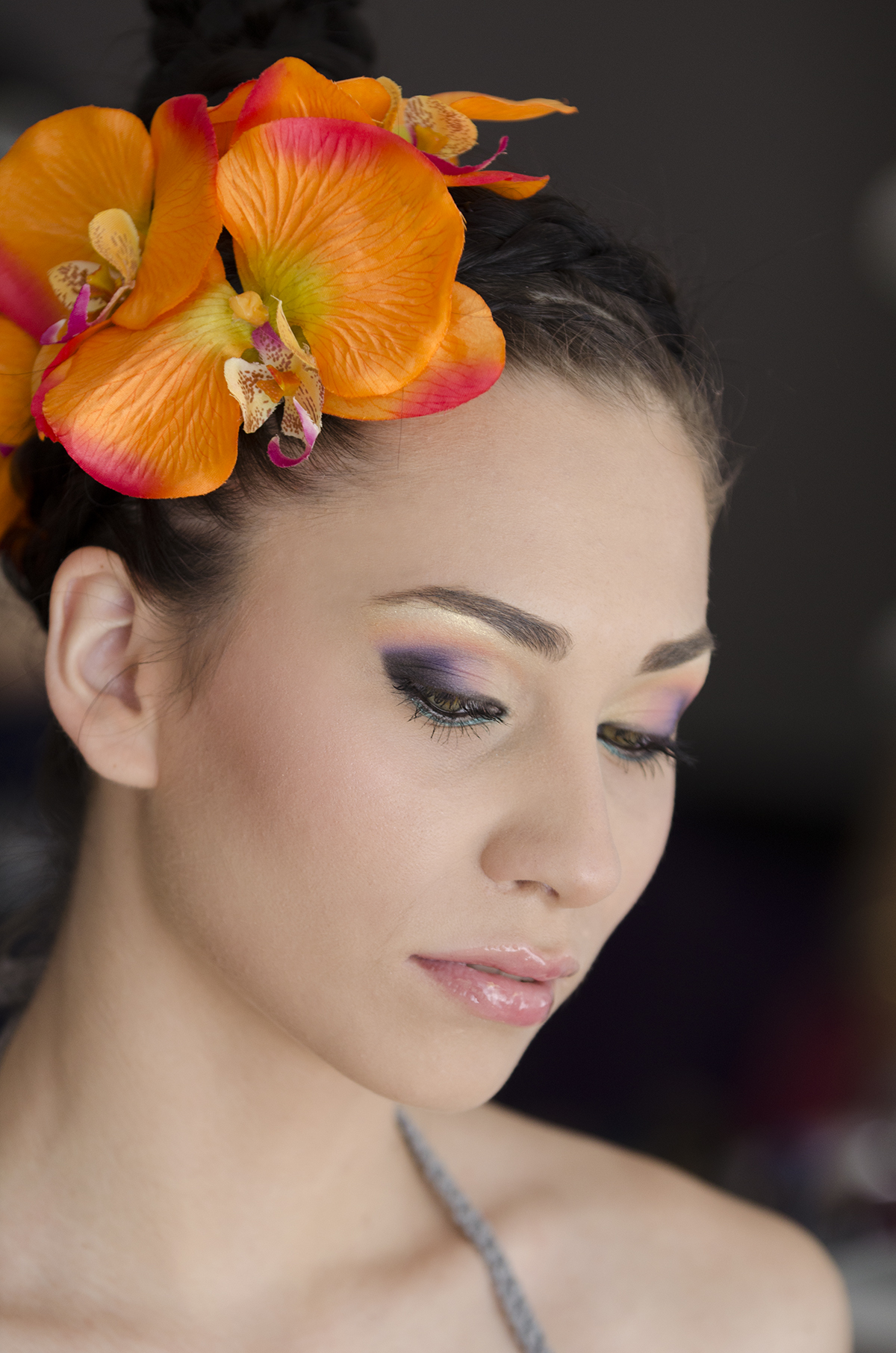 Паола Кръстева с орхидеи в косата и цветен грим