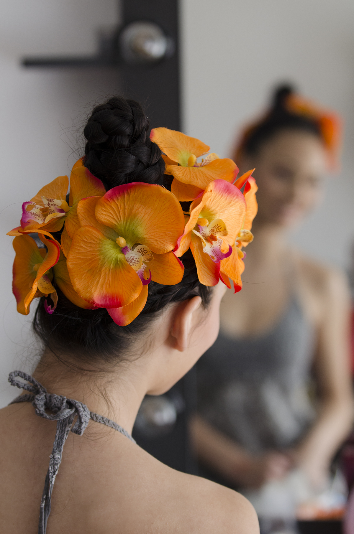 Паола Кръстева с орхидеи в косата и цветен грим